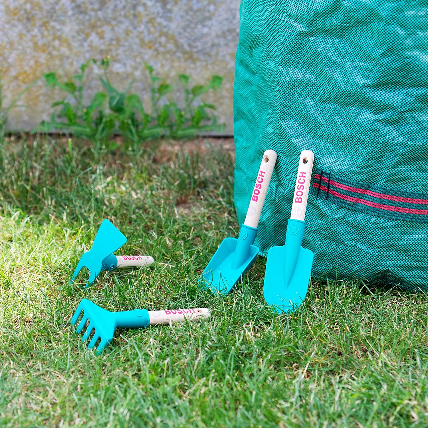 Detalle 2 de Theo Klein 2735 Bosch Gardening Hand Tool Set for Kids (Spade, Rake, Shovel & Hoe) with Hanging Eyelet