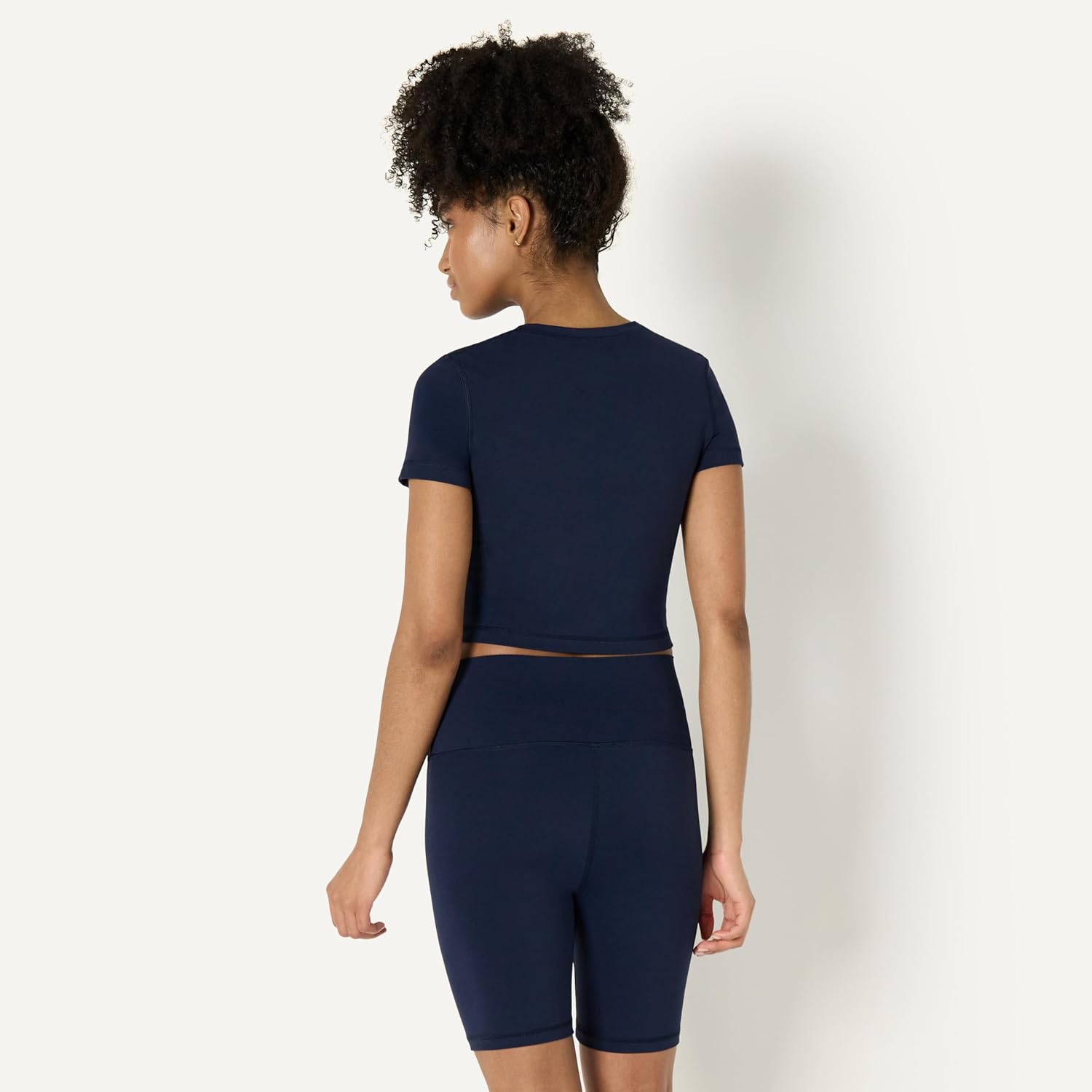 Thumbnail 1 de Amazon Essentials Damen Active FormFlex „Buttery Soft“ Bauchfreies Workout-Top mit kurzen Ärmeln