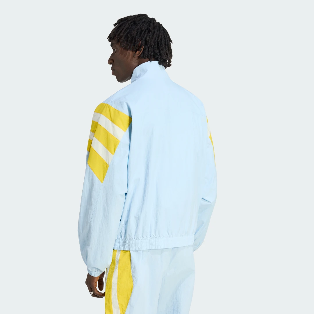 Detalle 2 de Chaqueta Originals Santiago de Adidas: estilo urbano y comodidad para el día a día