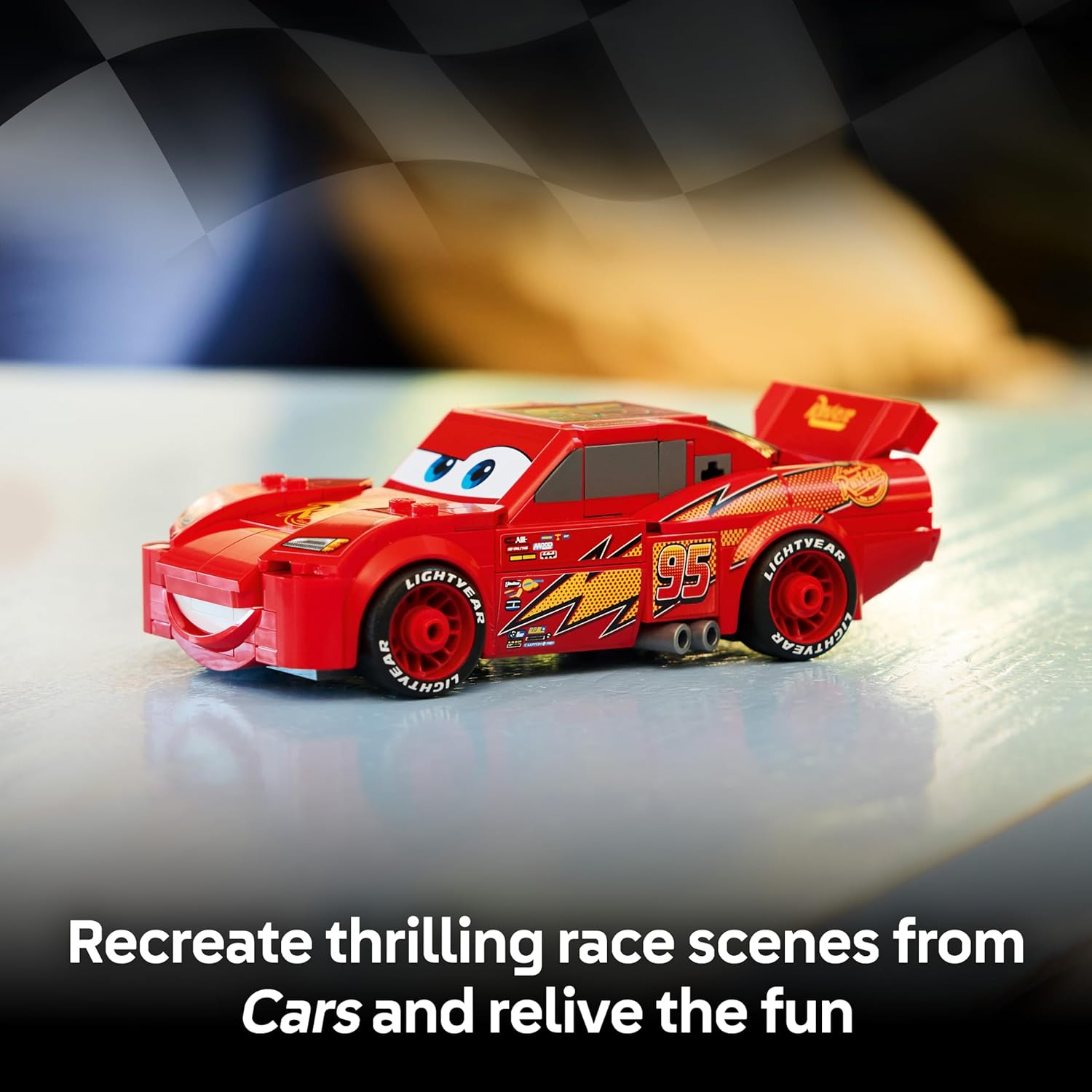 Detalle de LEGO Lightning McQueen 77255 race car kit