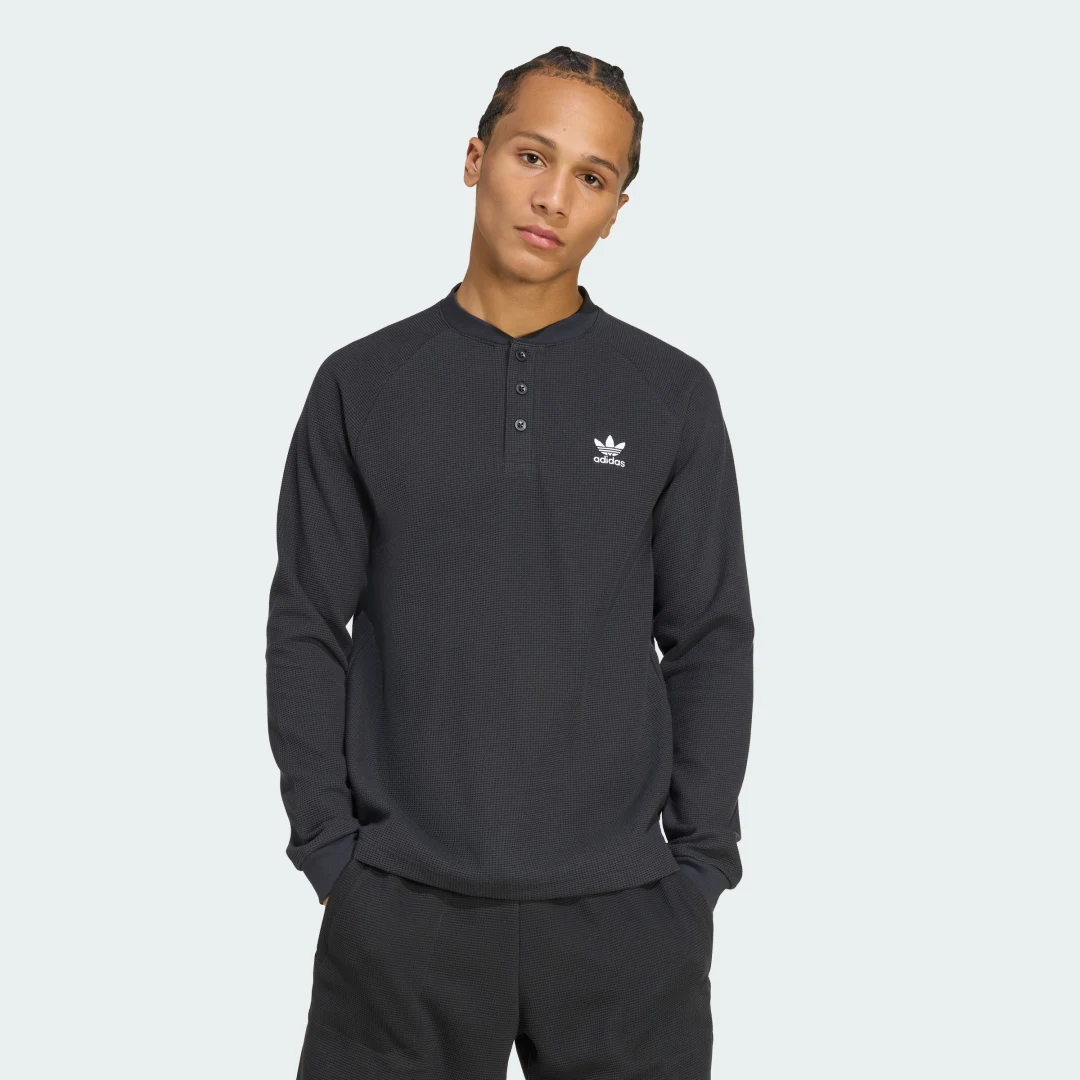 Detalle de Camiseta Trefoil Essentials de Adidas - Color Negro