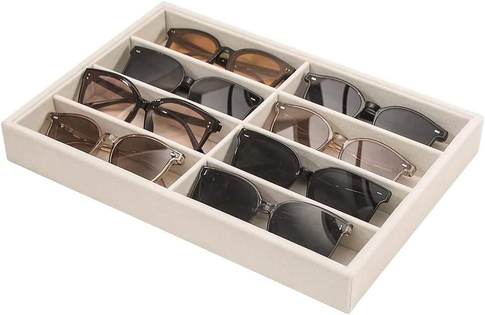 Detalle de Coward Sunglass Organizer Beige Velvet, 8-Grid 🕶