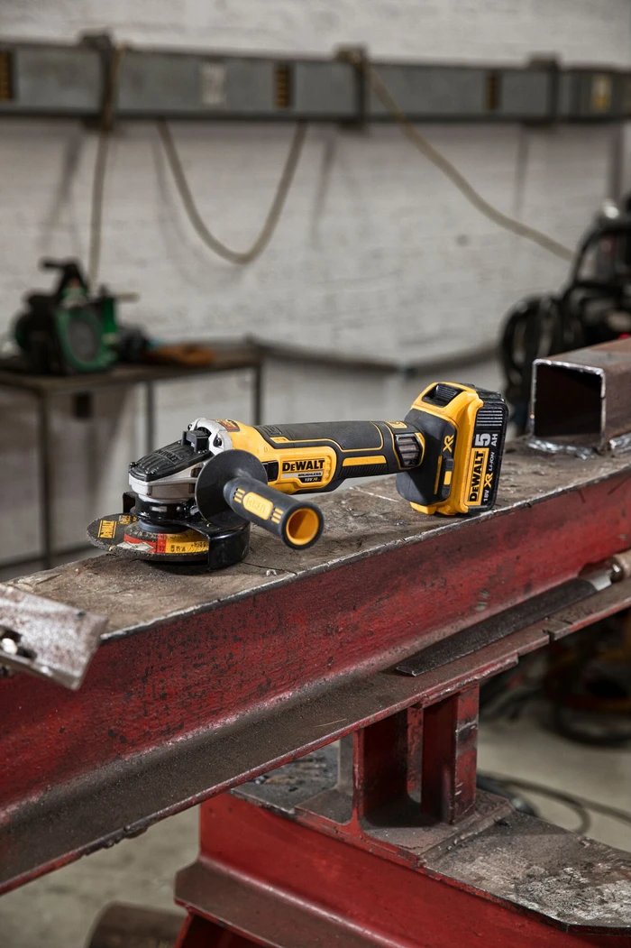 Detalle de DeWalt DCG405NT-XJ (ohne Akku) – kabelloser Winkelschleifer mit 125 mm Scheibe