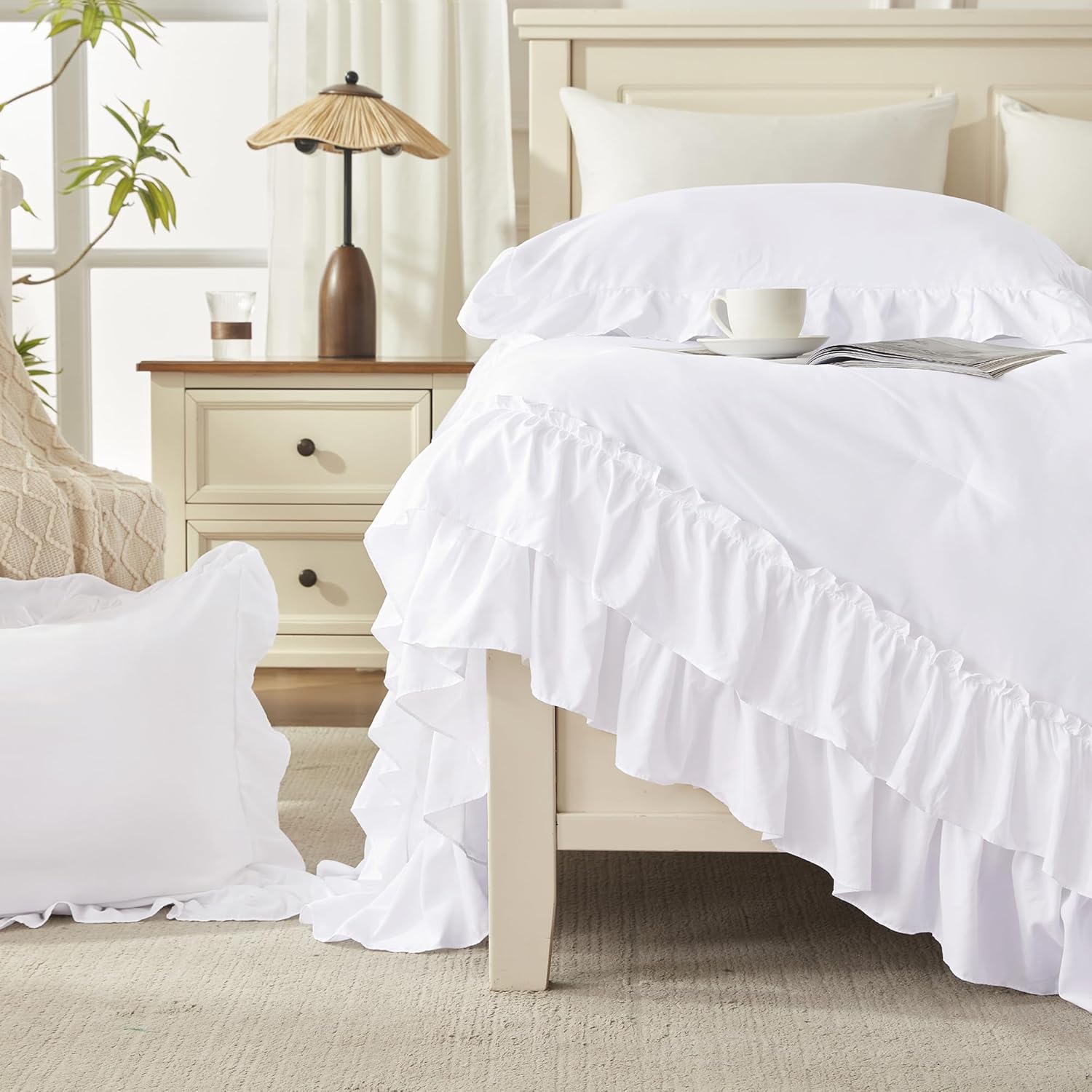 Detalle 2 de Andency White Comforter Set Queen Size — Lightweight Ruffle 3-Piece