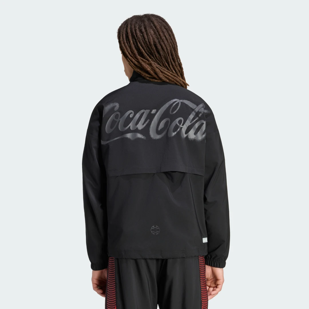 Detalle 2 de Chaqueta adidas x Coca-Cola Teamgeist 26: estilo urbano y comodidad para fans de Coca‑Cola