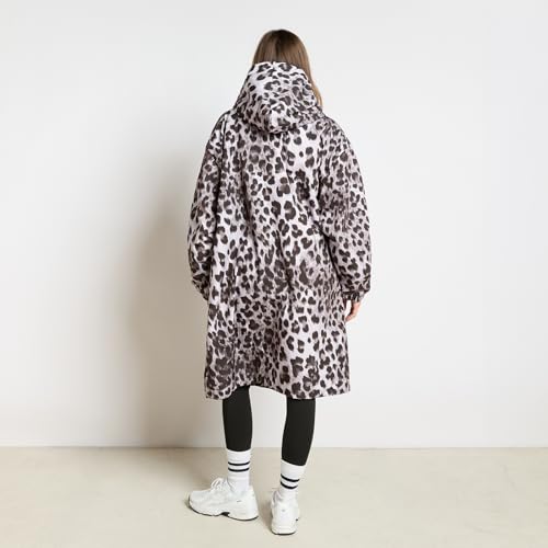 Detalle 2 de OHS Women's Leopard Print Changing Robe: Oversized Waterproof Rain Coat with Fleece Lining