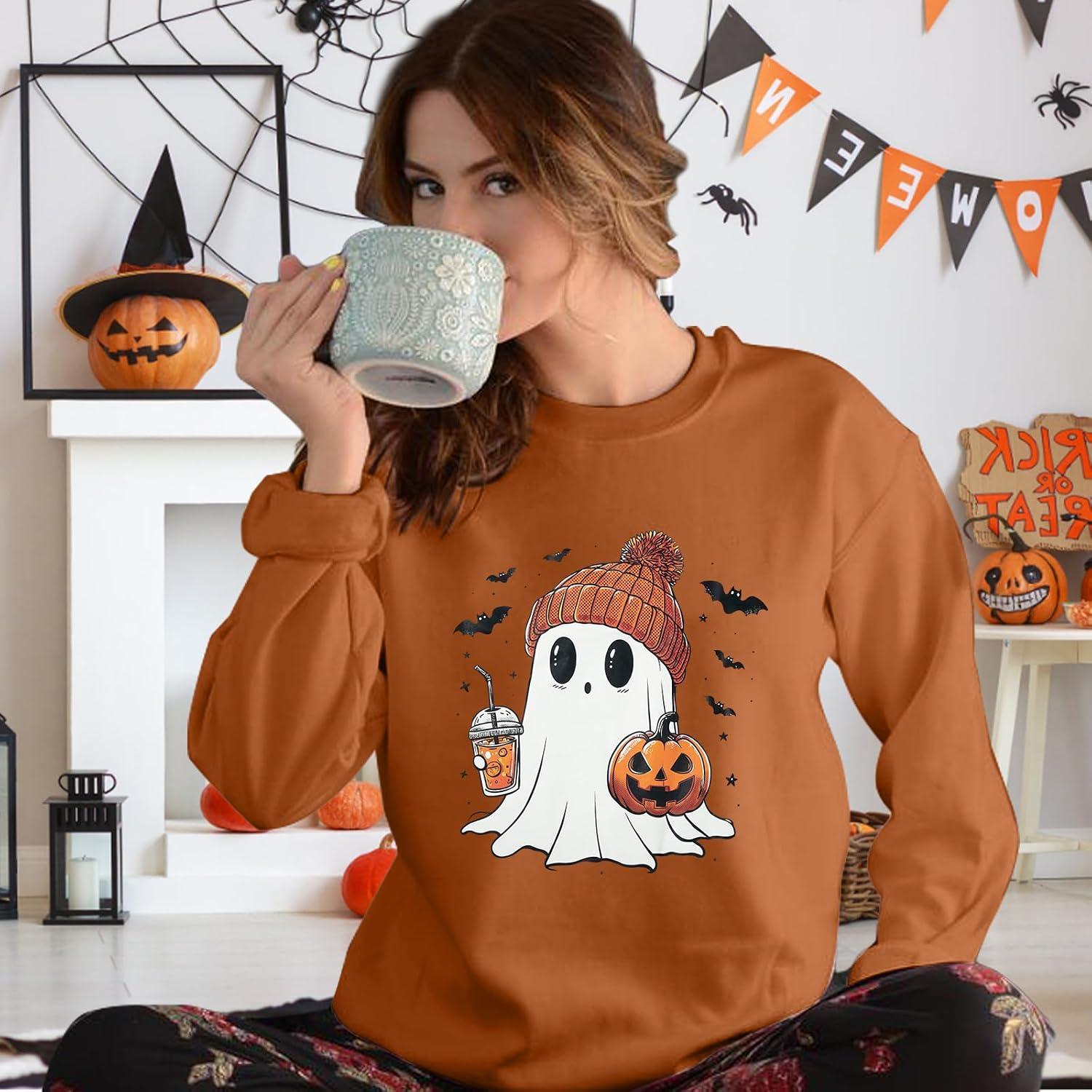 Detalle 1 de DUTUT Salem Massachusetts Oversized Women's Halloween Sweatshirt, Embroidered Crewneck