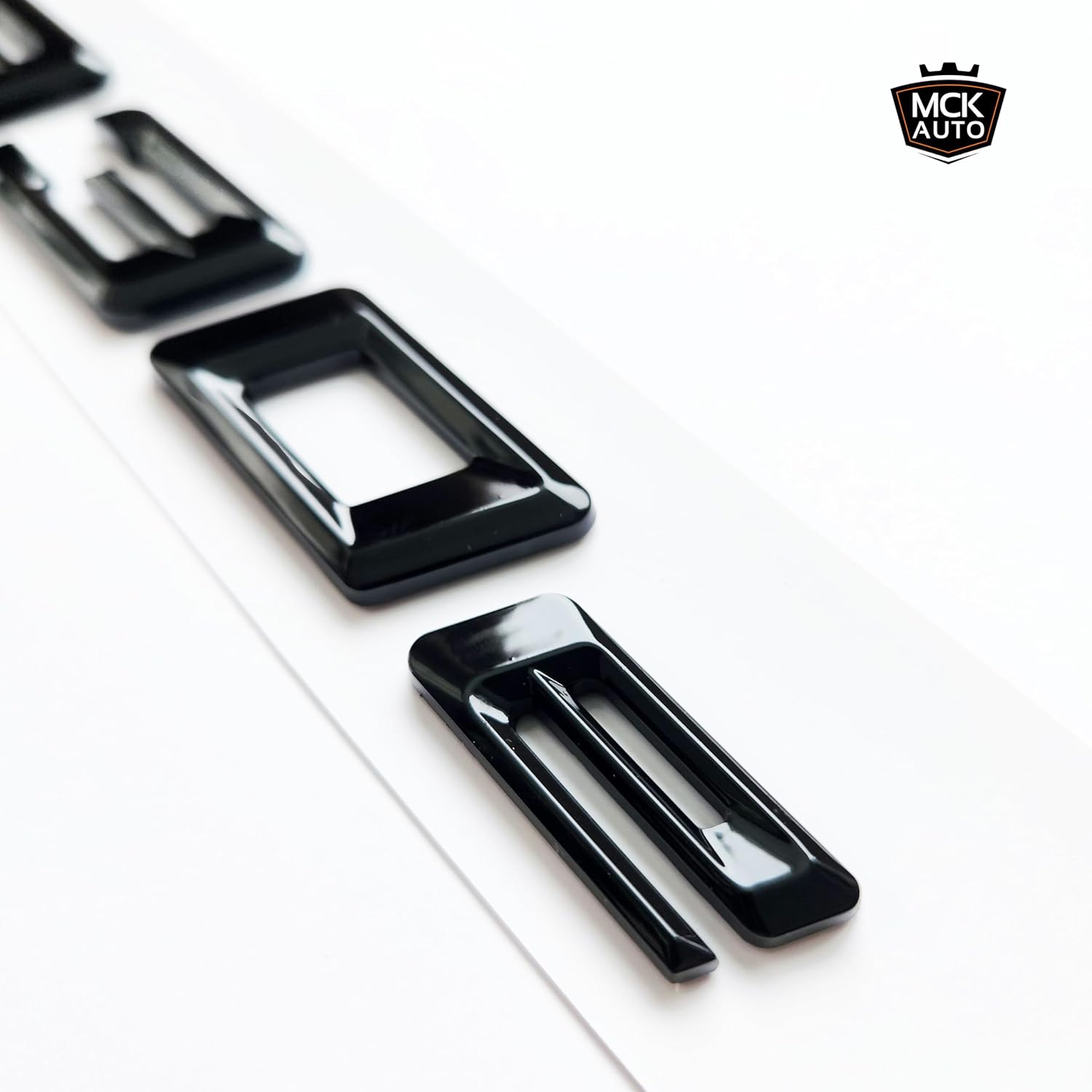 Thumbnail 6 de MCK Auto 530e black glossy rear badge