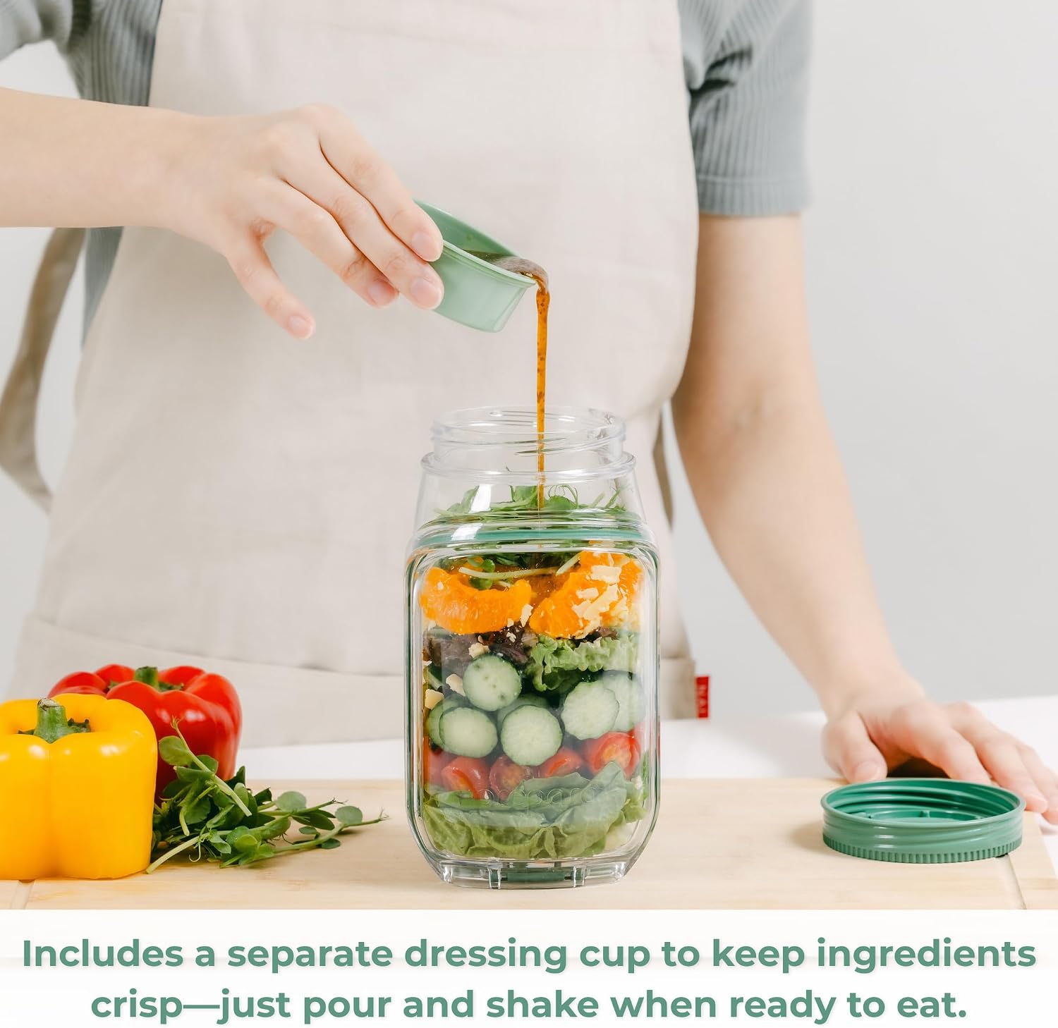 Detalle de Prepara The Original Salad Pod for fresh, mess-free layered salads