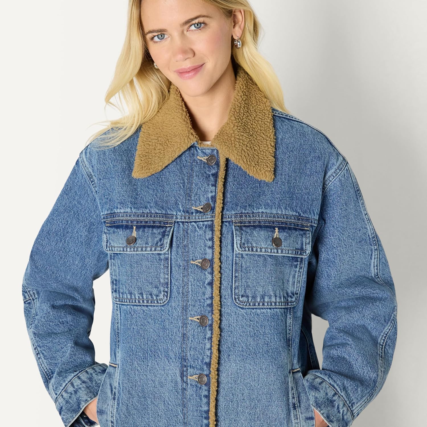 Detalle de Amazon Essentials Women's Oversized-Fit Faux-Shearling Denim Jacket