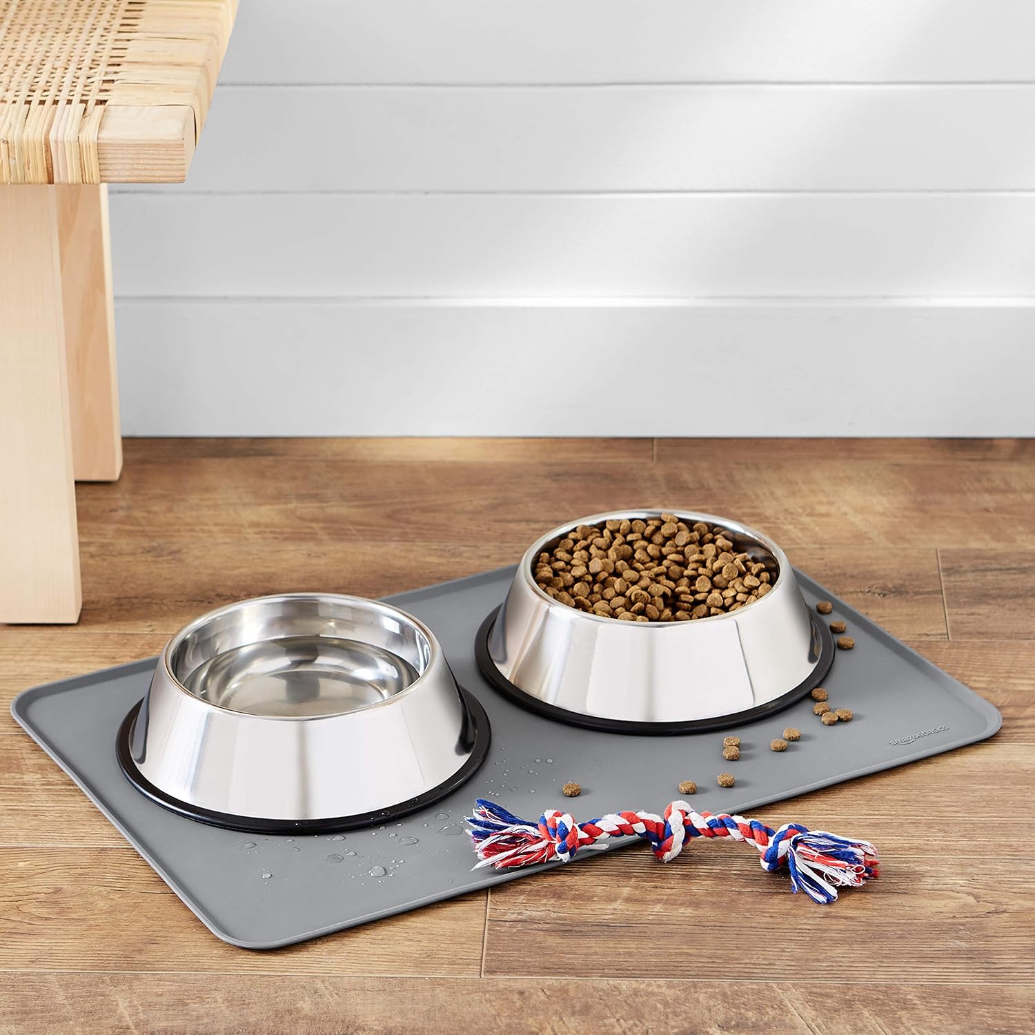 Detalle de Amazon Basics Silicone Non-Slip Waterproof Pet Placemat (24 x 16 inches, Gray)