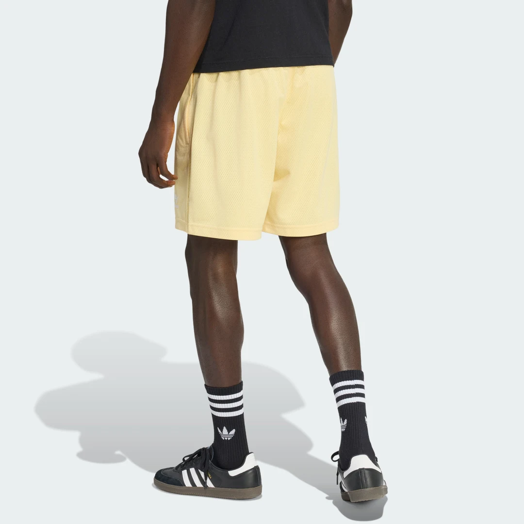 Thumbnail 1 de PANTALÓN CORTO TREFOIL ESSENTIALS MESH de Adidas: estilo urbano y confort básico para entrenos
