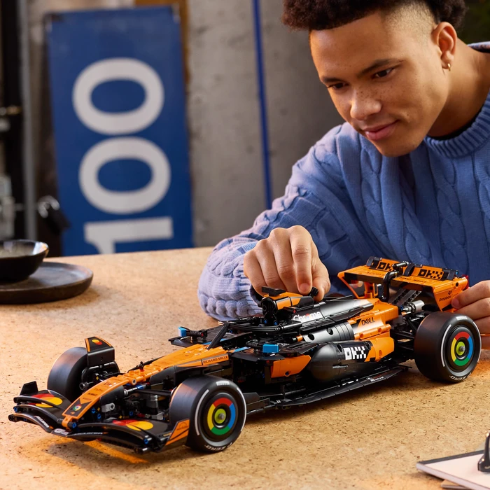 Thumbnail 2 de LEGO Technic McLaren MCL39 F1 Rennwagen 42228 – Ausstellungsmodell mit 1.675 Teilen