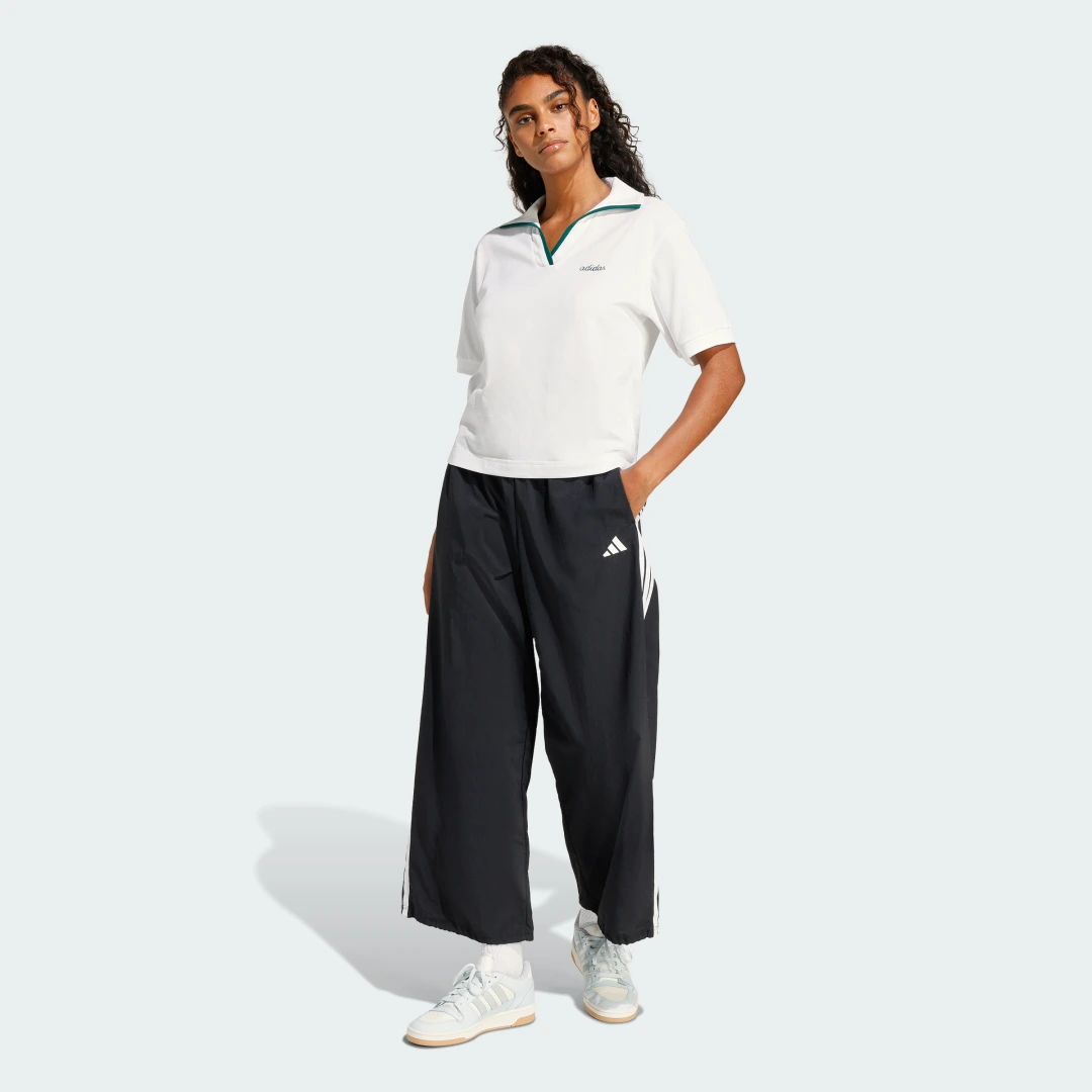Detalle de Polo bordado Seasonal Essentials Colorpop de Adidas — Blanco