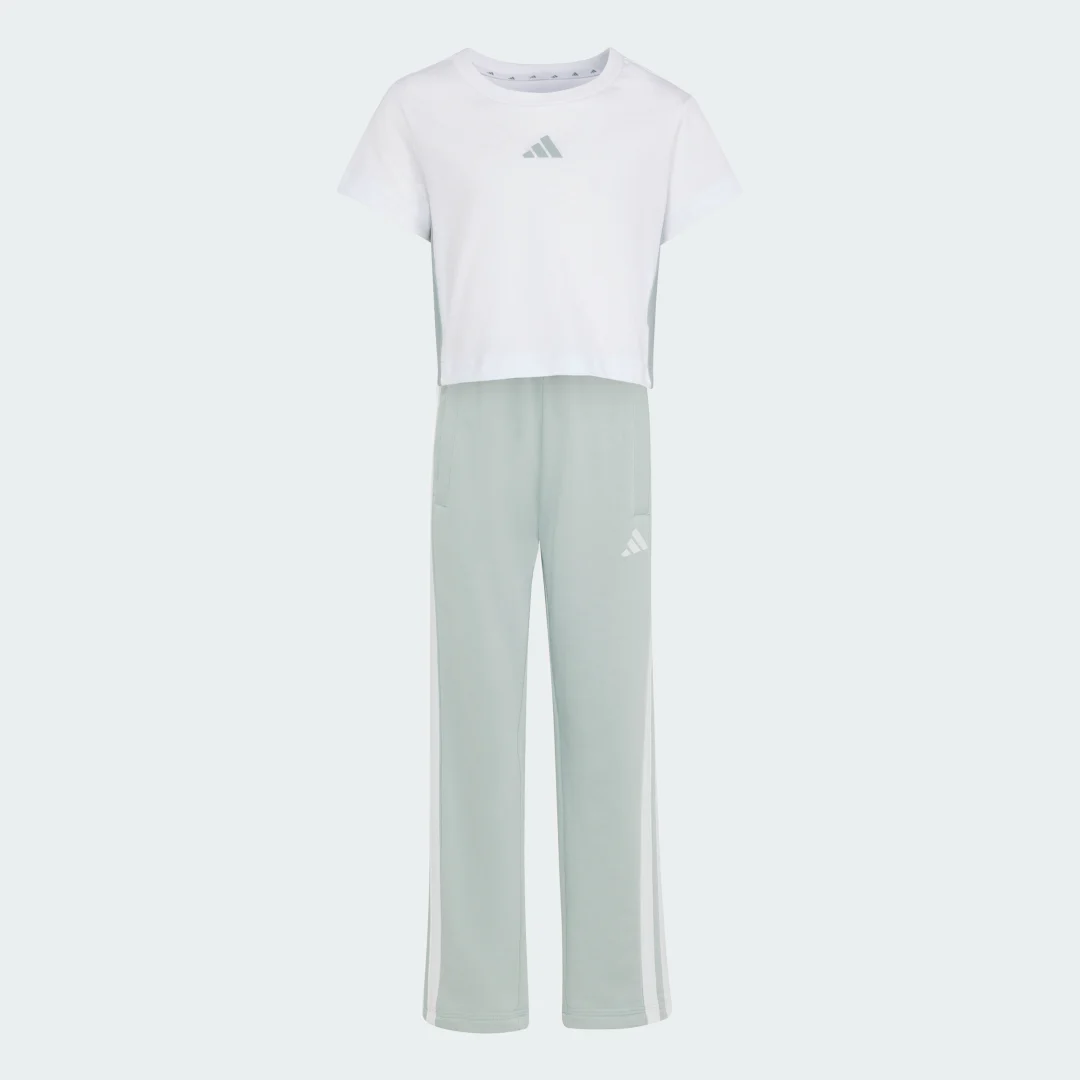 Detalle de Conjunto con camiseta Essentials de Adidas en color Blanco
