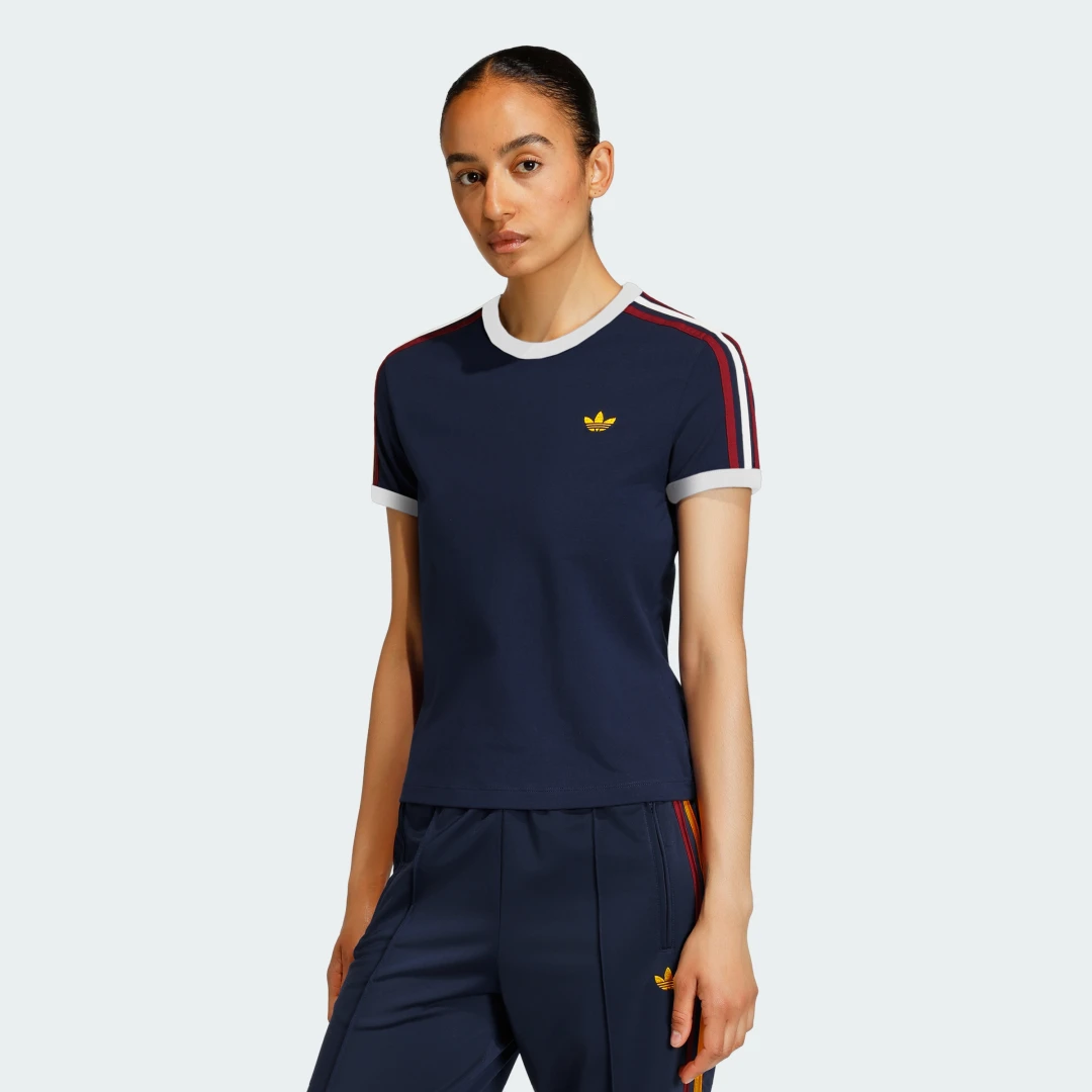 Detalle de Camiseta Adidas con corte entallado y las 3 bandas en azul