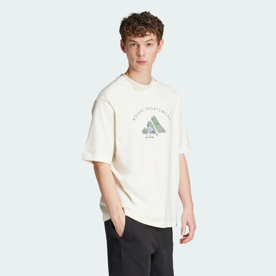 Detalle de Codes Doodle Scooter Graphic Tee de Adidas — camiseta gráfica blanca