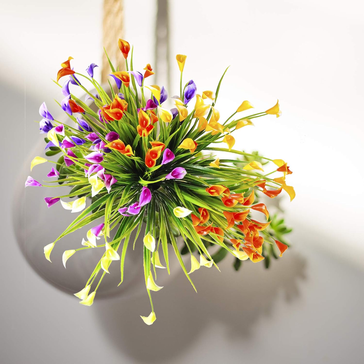 Detalle 2 de Yibaijia 6 Künstliche Calla Blumen – UV-beständig, wetterfest, 5 Farben für Balkon, Garten und Wohnzimmer