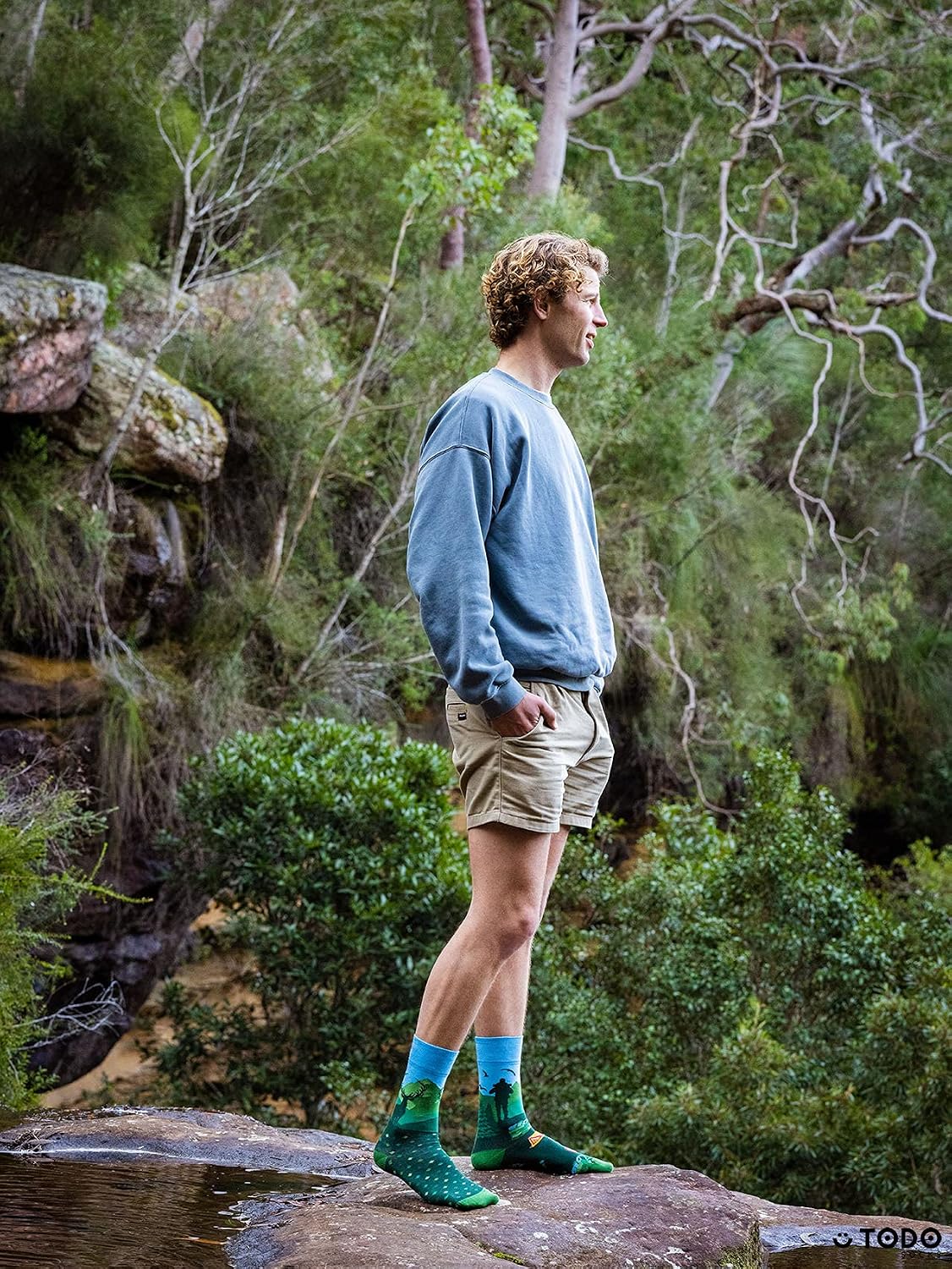 Thumbnail 1 de TODO Colours Lustige Socken mit Motiv – Mehrfarbige Berge & Waldtiere für Trekking-Fans