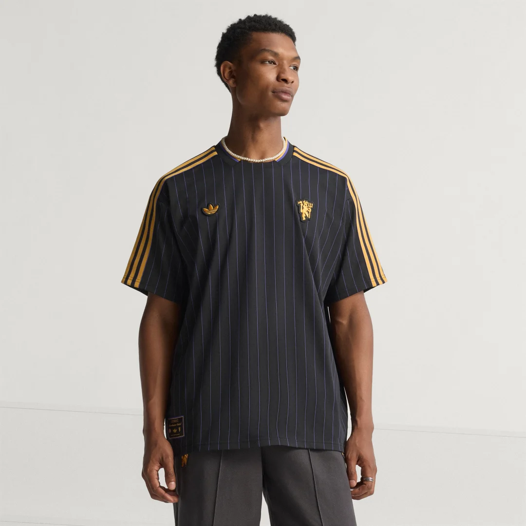 Detalle de Camiseta Terrace Icons Manchester United de Adidas - color Negro