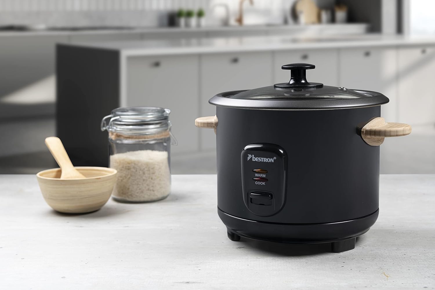Detalle de Bestron cuiseur à riz noir 1,8 l (700 W) avec poignées en bois, tasse et cuillère à riz