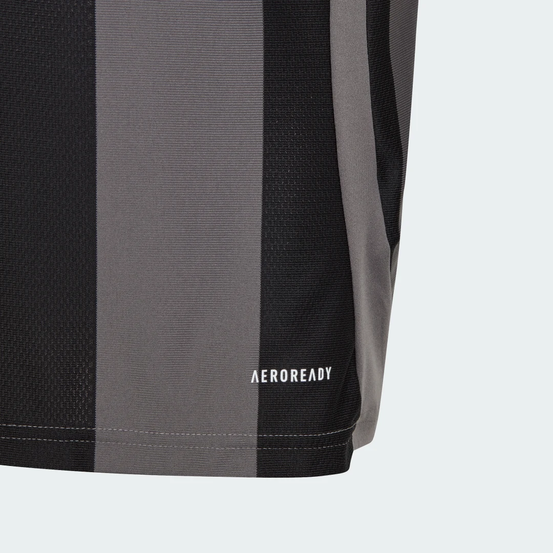 Detalle de Camiseta Striped 24 (Adolescentes) de Adidas – gris, estilo y comodidad para jóvenes
