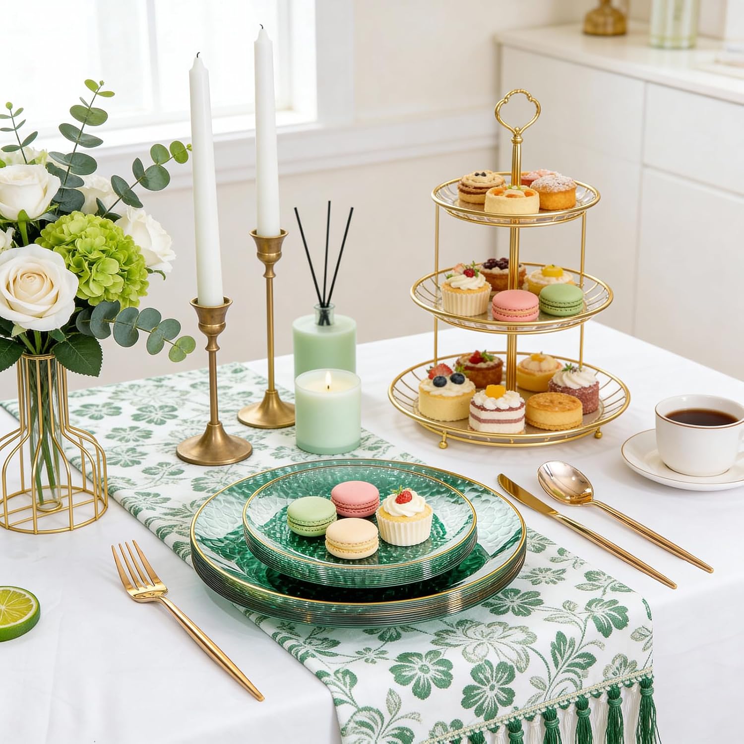 Detalle de Rubtlamp BLPGG 60-Piece Green Plastic Plates with Hammered Gold Rim