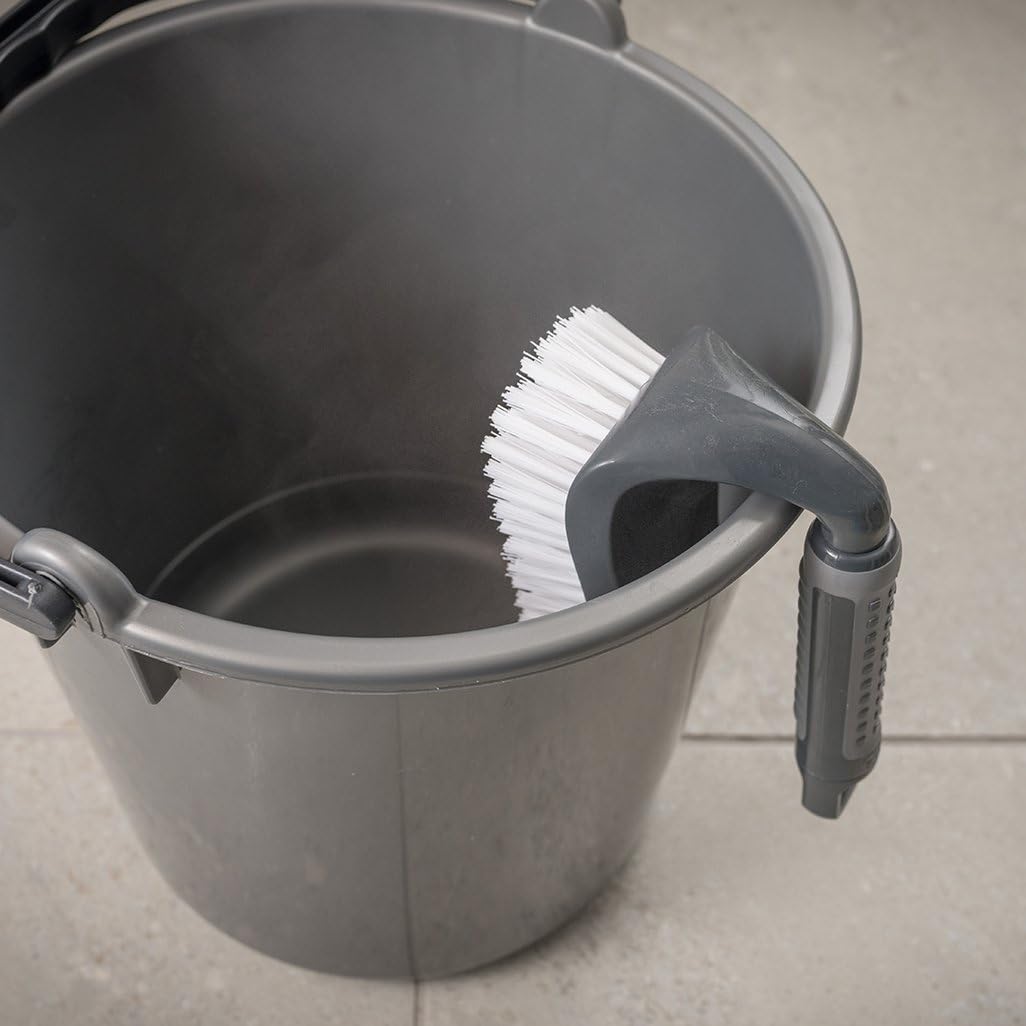 Detalle de Addis ComfiGrip Floor Scrub Brush with Iron Handle (517700) – Steel‑handled cleaning tool for tough grime