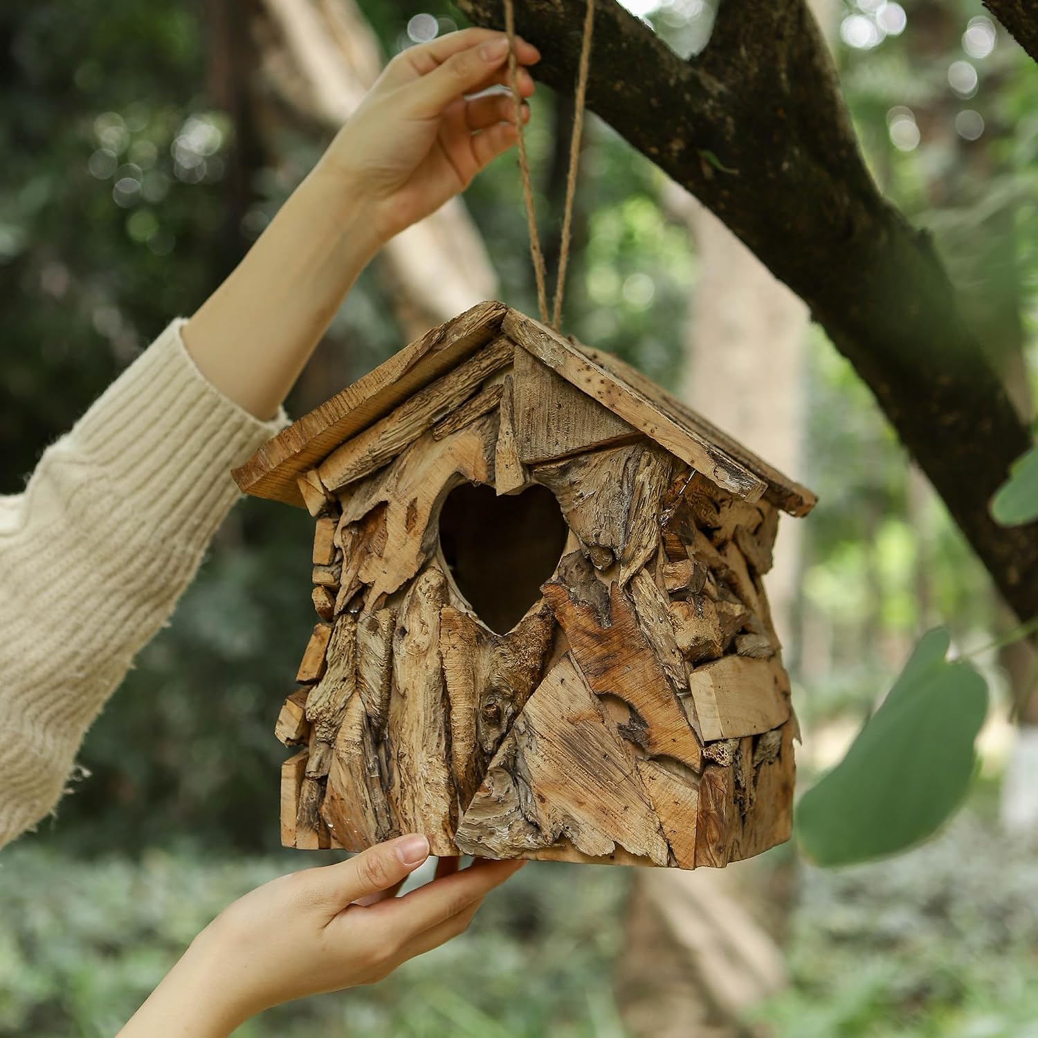 Detalle 2 de Wood Birdhouse with 2.36-Inch Heart-Shaped Entry