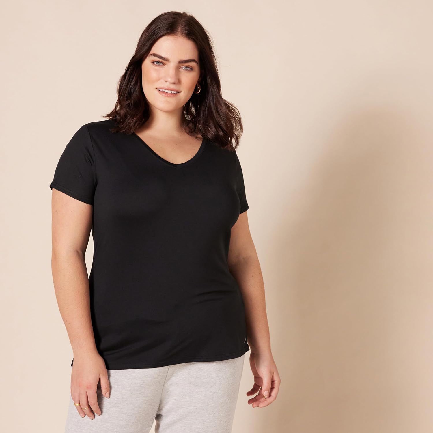 Thumbnail 6 de Amazon Essentials Women's Tech Stretch Short-Sleeve V-Neck T-Shirt (Discontinued Colours) – Multipack