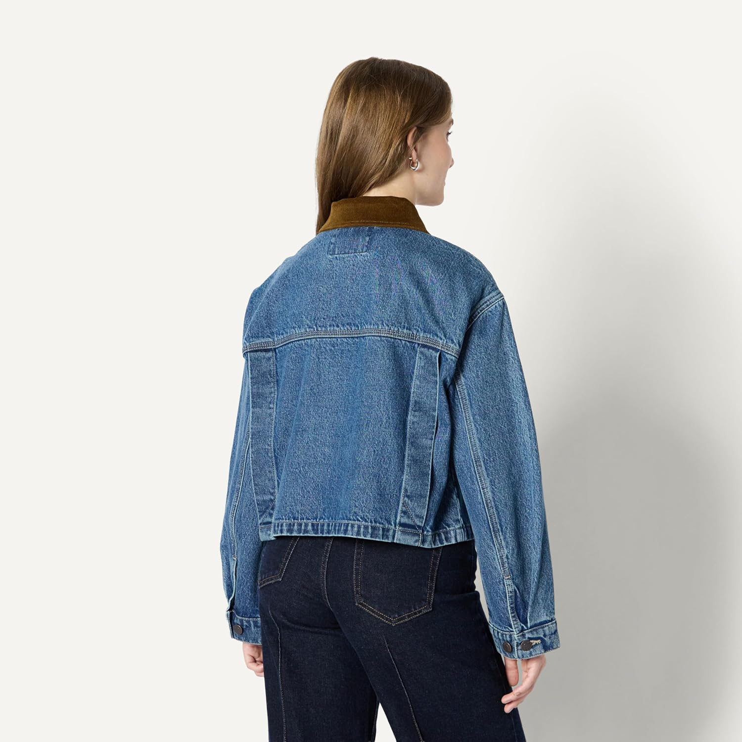 Detalle de Amazon Essentials Women's (Demi's Pick) Oversized-Cropped Denim Jacket with Contrast Corduroy Collar