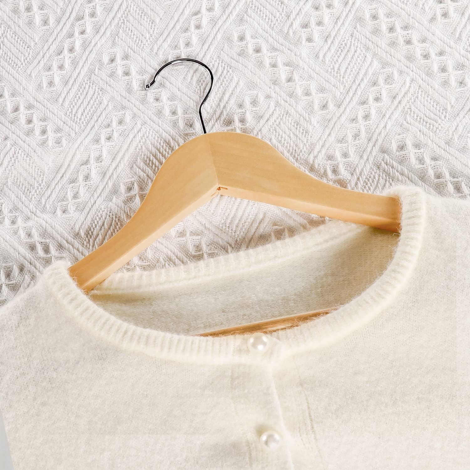 Detalle 2 de TOPIA HANGER CT34N30 Wooden Hangers, 30 Pack with Non-Slip Pants Bar