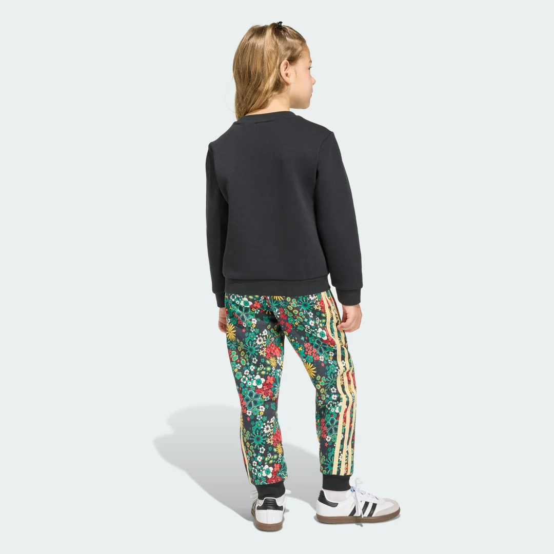 Detalle 2 de CONJUNTO DE CUELLO REDONDO adidas Originals x Liberty London - Negro