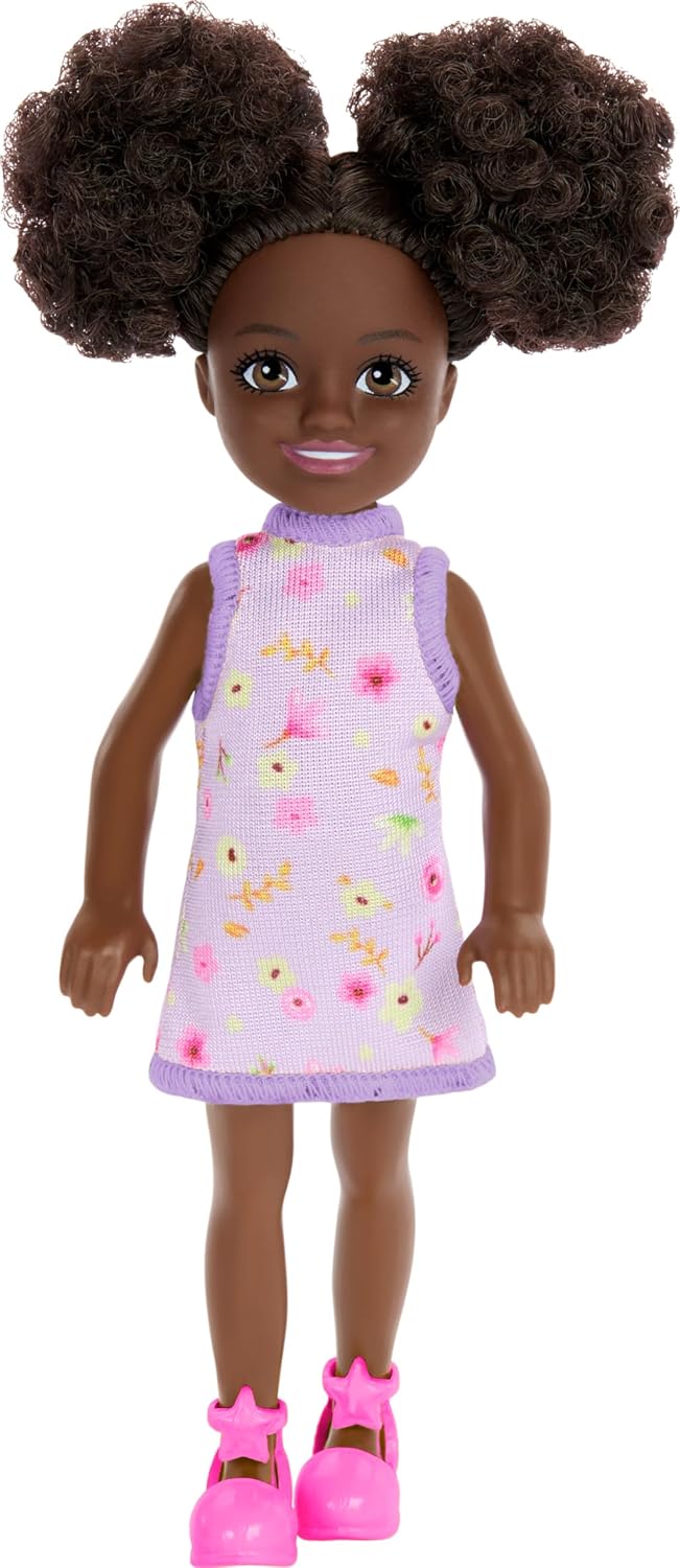 Detalle de Barbie HXM96 Chelsea Friend Doll, 15.2 cm with Removable Outfit