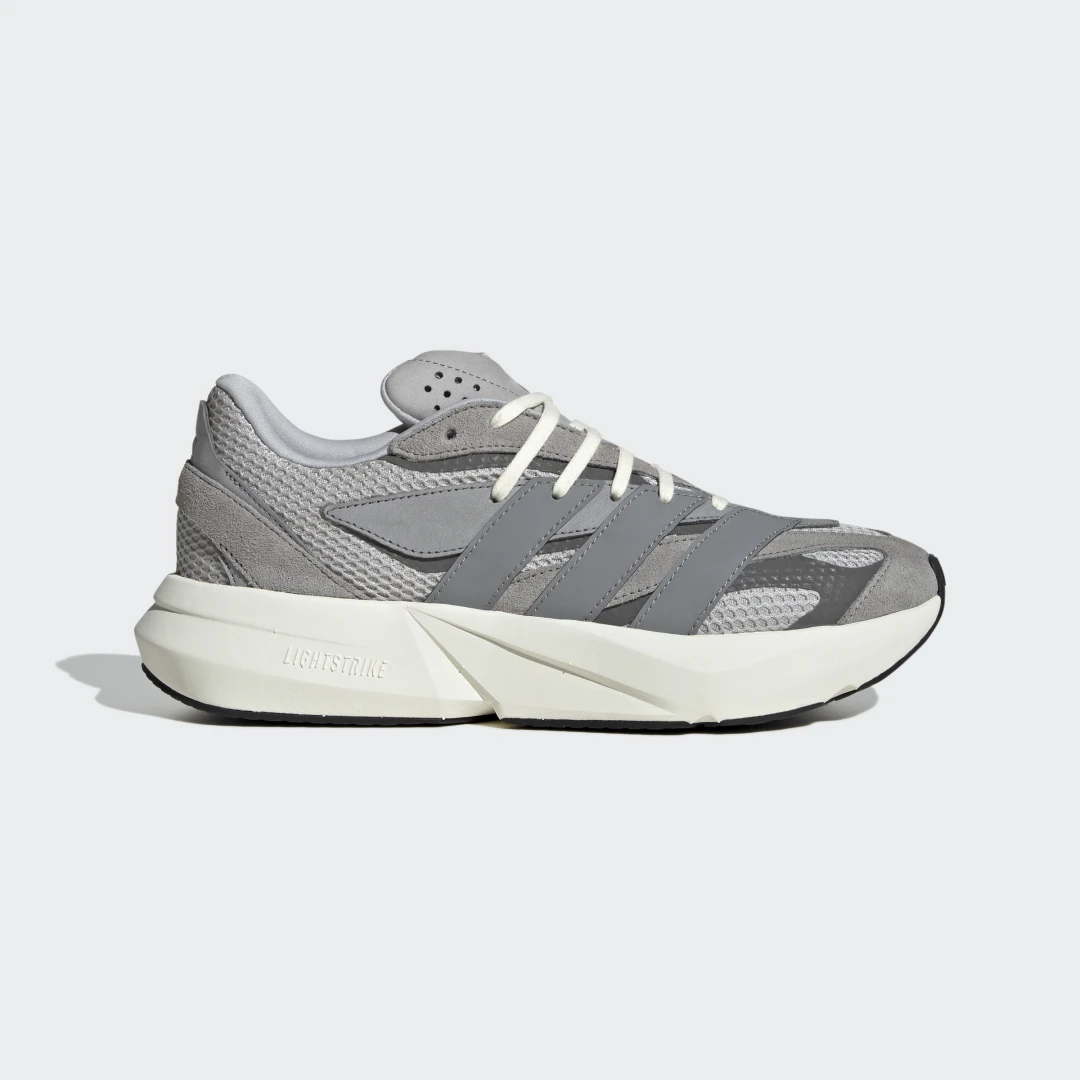 Detalle de Adidas Lightblaze, zapatilla gris de diseño versátil