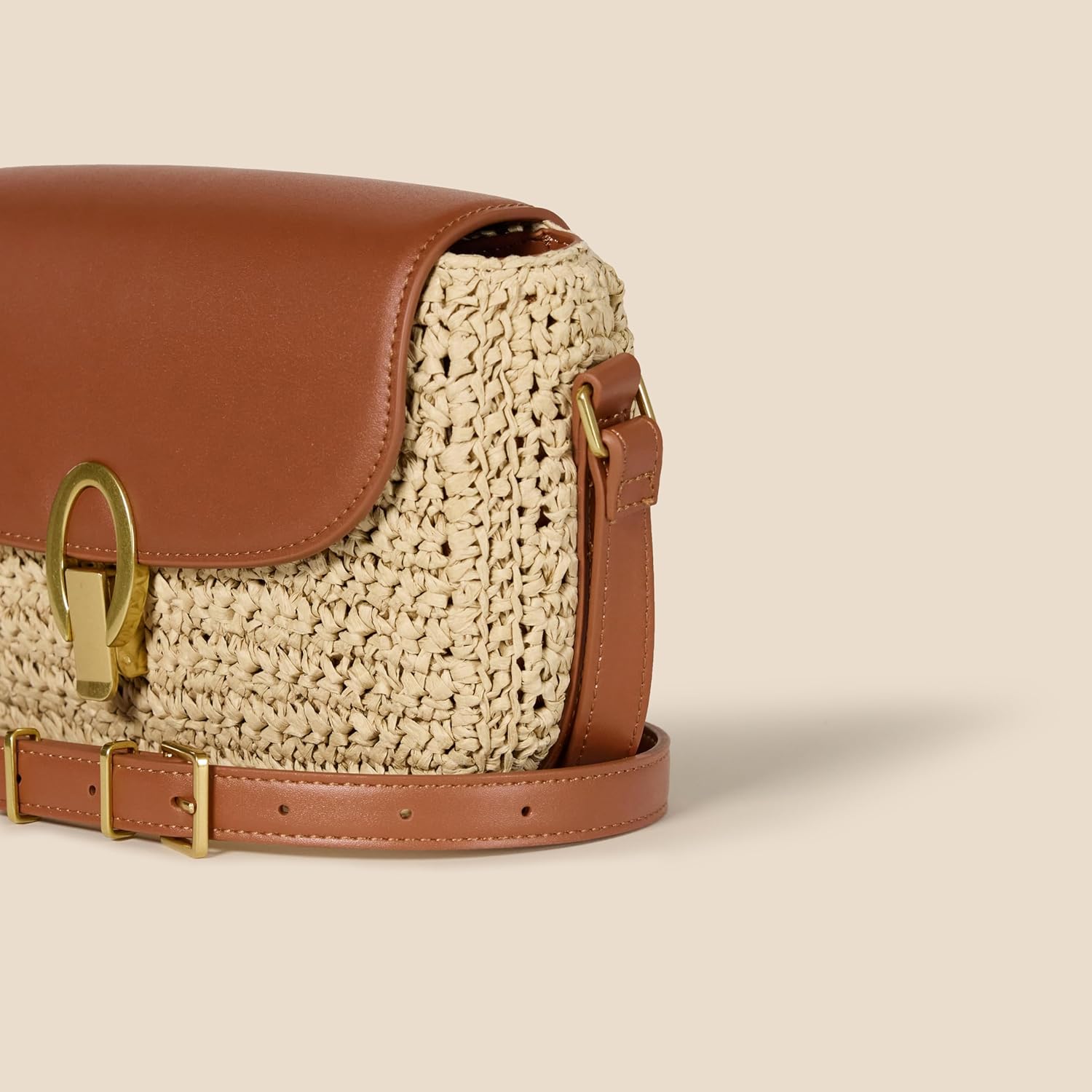 Detalle de Amazon Essentials Women's Vegan Leather Crossbody Flap Bag with Adjustable Strap