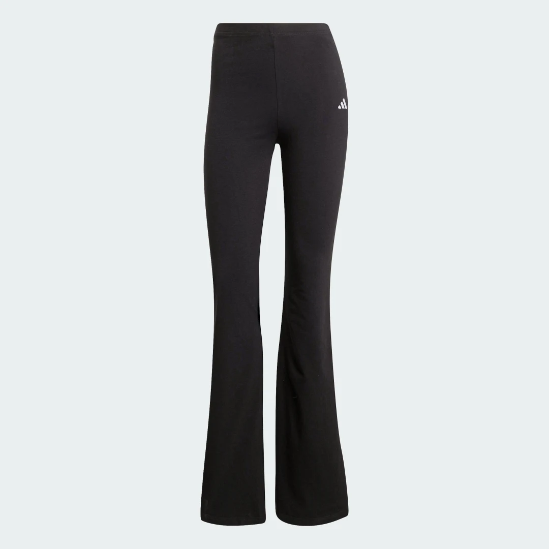 Detalle 2 de Mallas Essentials Small Logo Flared de Adidas, color Negro