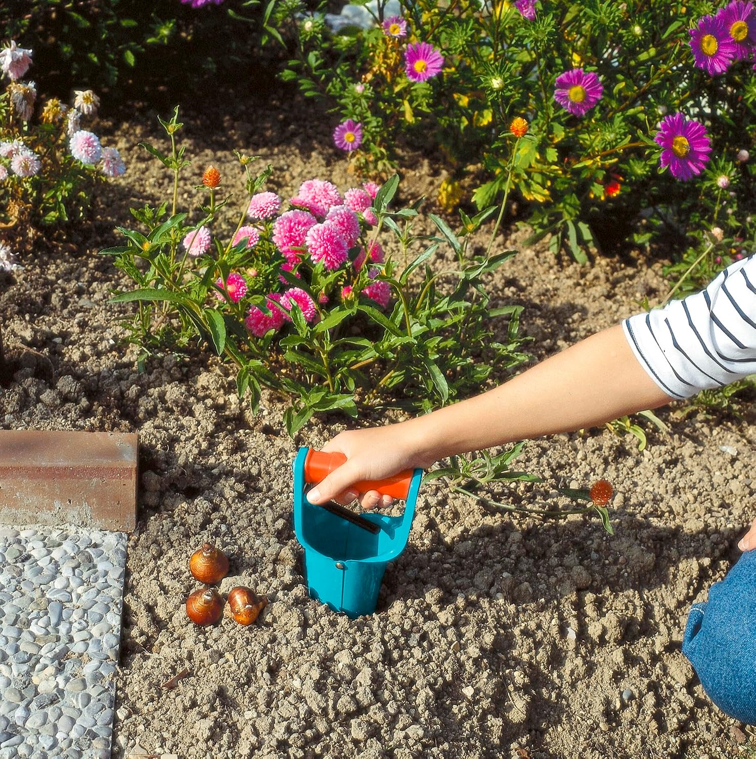 Detalle de Gardena Blumenzwiebelpflanzer 3412-20 – Präzise Pflanzhilfe zum Blumenzwiebelsetzen