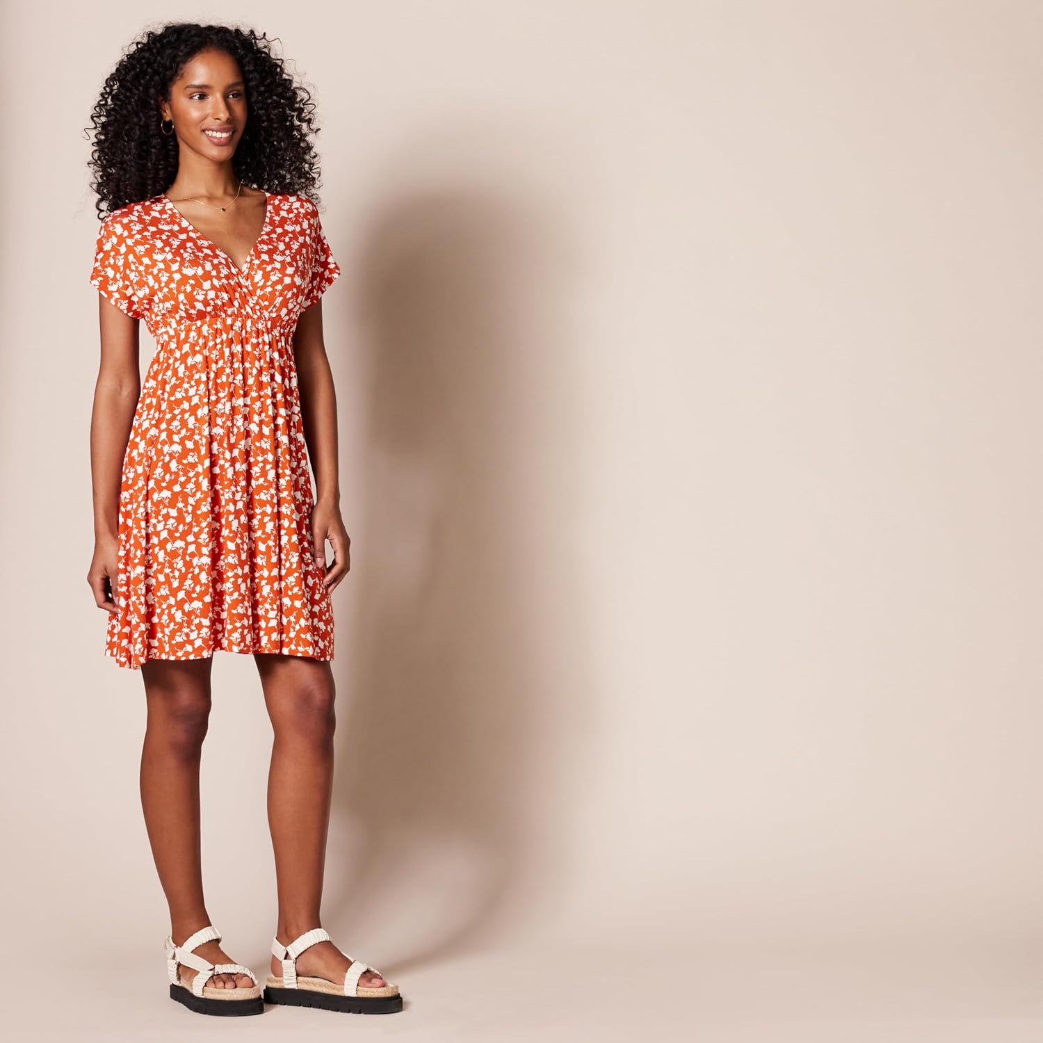 Detalle de Amazon Essentials Damen Surplice-Kleid – Übergröße verfügbar