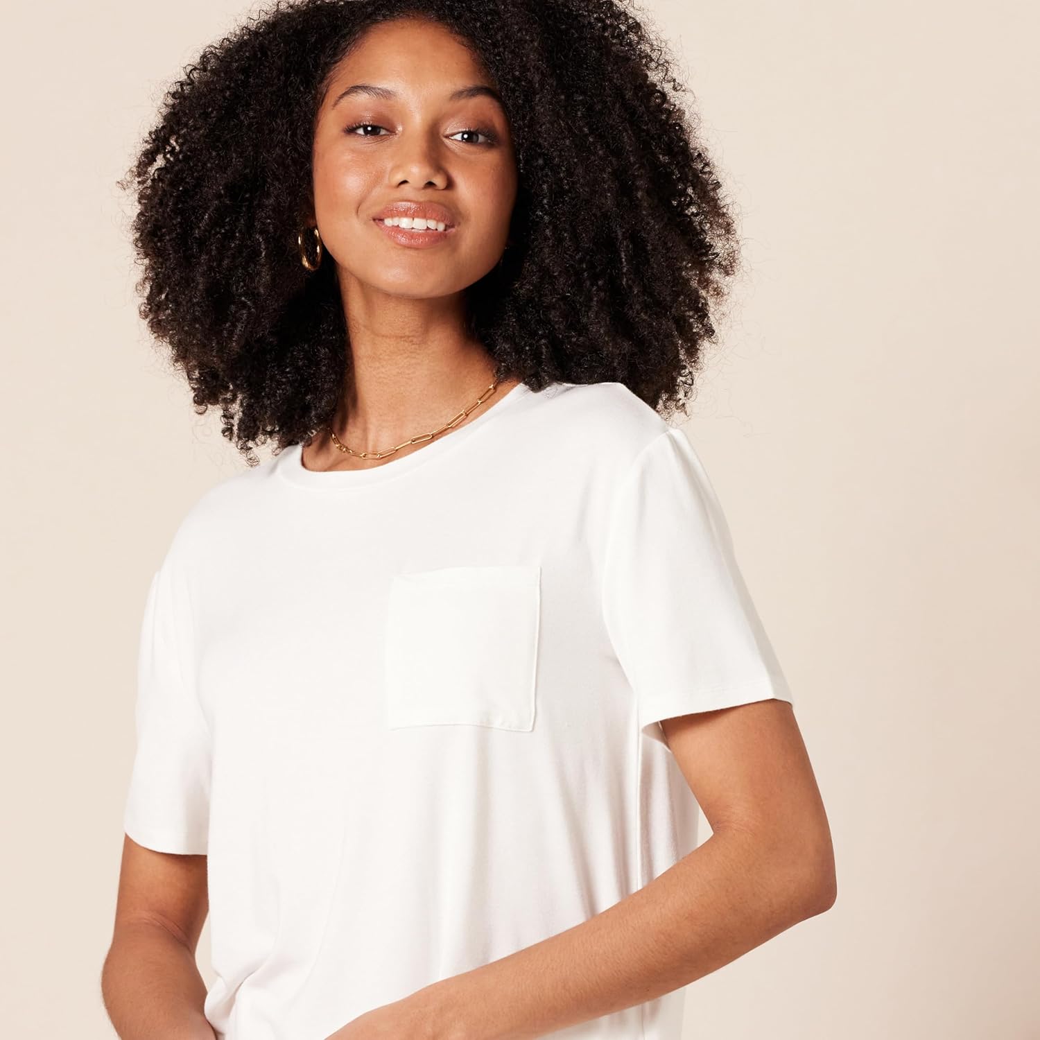 Thumbnail 2 de Amazon Essentials Women's Jersey Relaxed-Fit Short-Sleeve Crewneck Pocket T-Shirt, Pack of 2