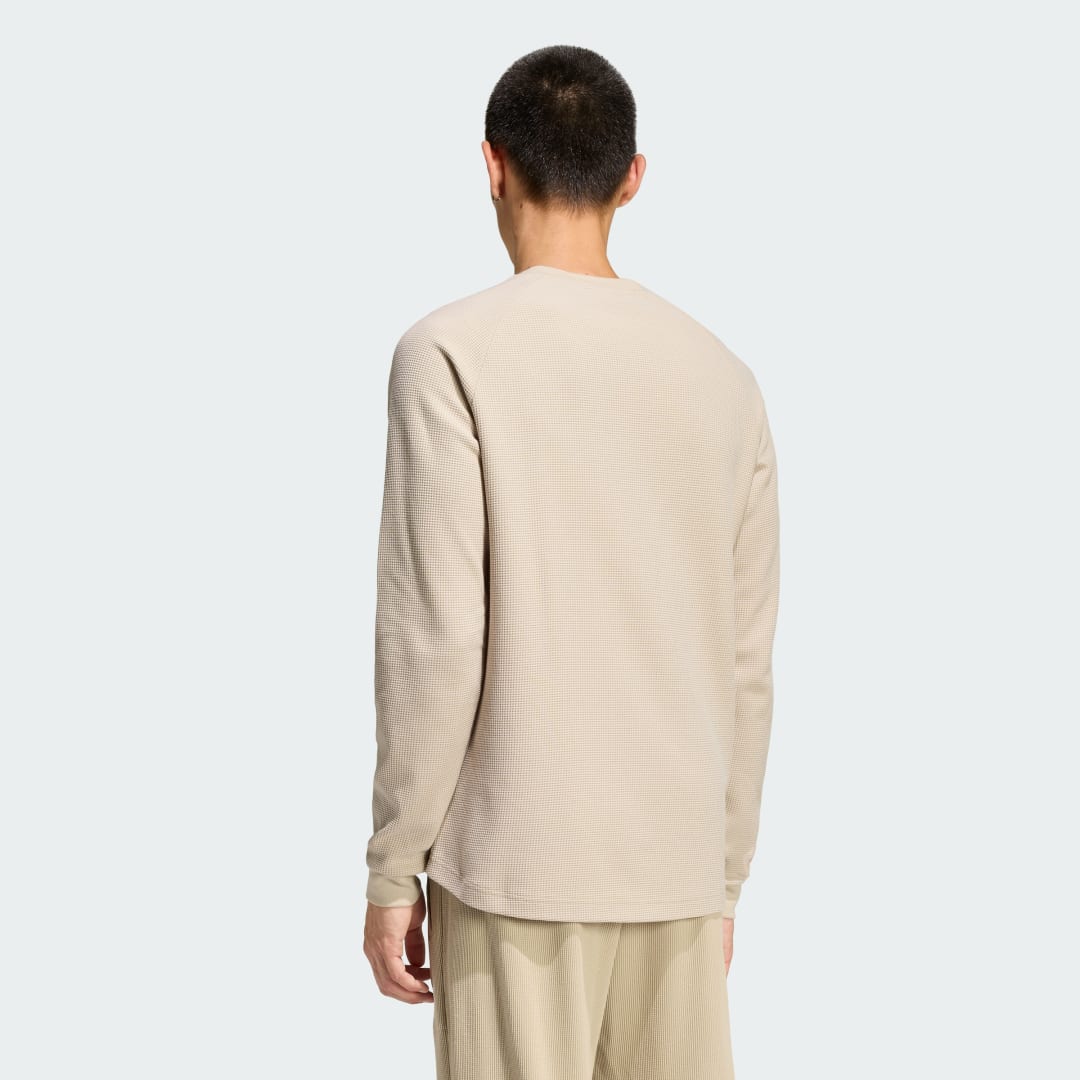Detalle 2 de Camiseta Trefoil Essentials Beige de Adidas: ¿merece la pena para tu look diario?