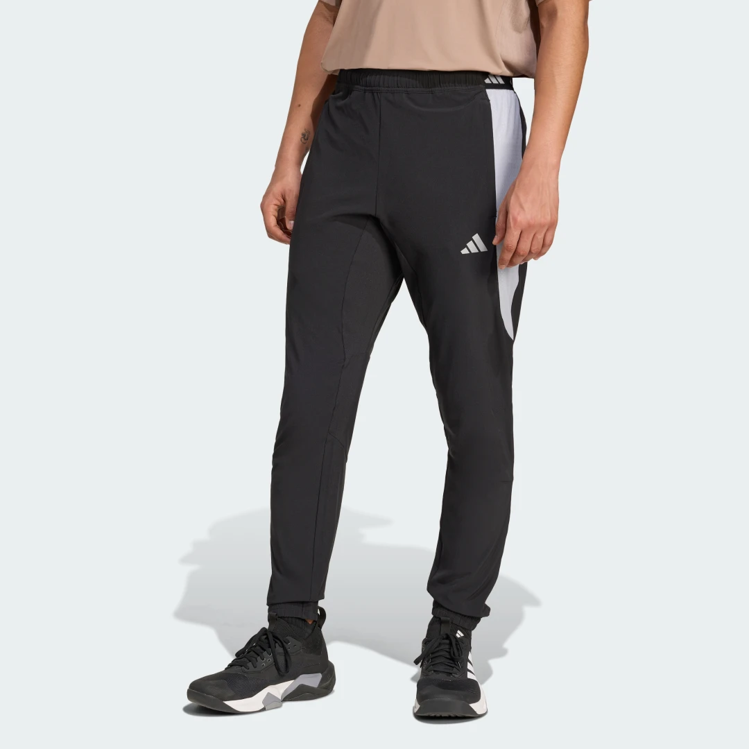 Detalle de Pantalón Tech Apparel de Adidas: negro, cómodo y versátil para el día a día