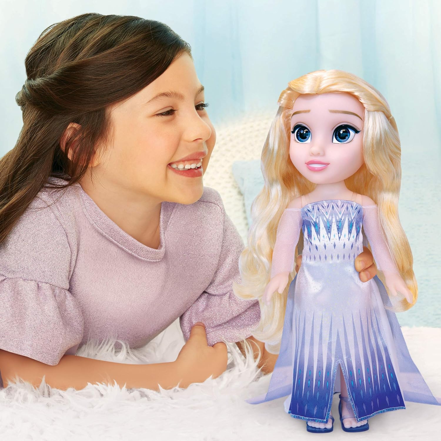 Detalle 2 de Disney Frozen 2 Elsa Puppe (35 cm) – bewegliche Schneekönigin im Modekleid, für Mädchen ab 3 Jahren