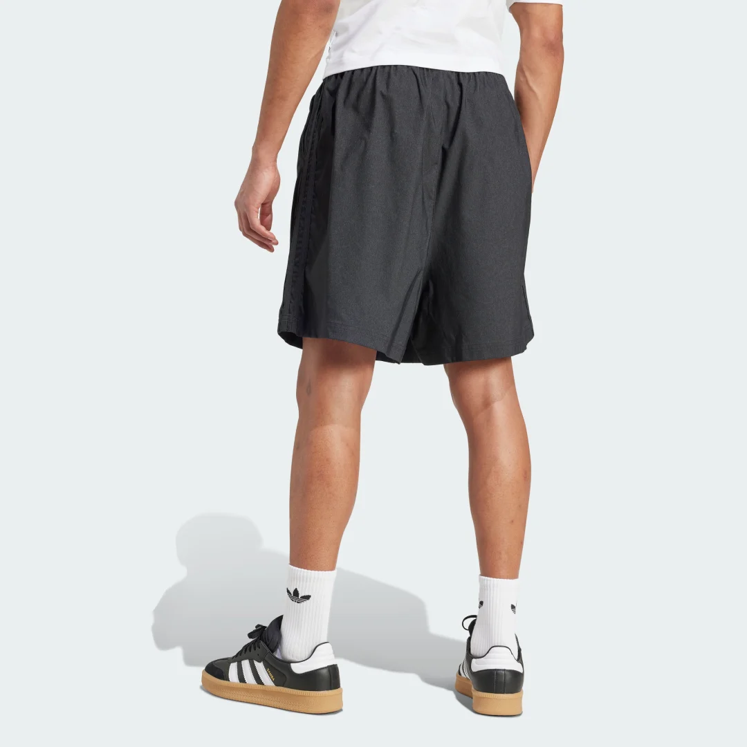 Detalle de Adidas Woven Short Negro: versatilidad y comodidad para el día a día