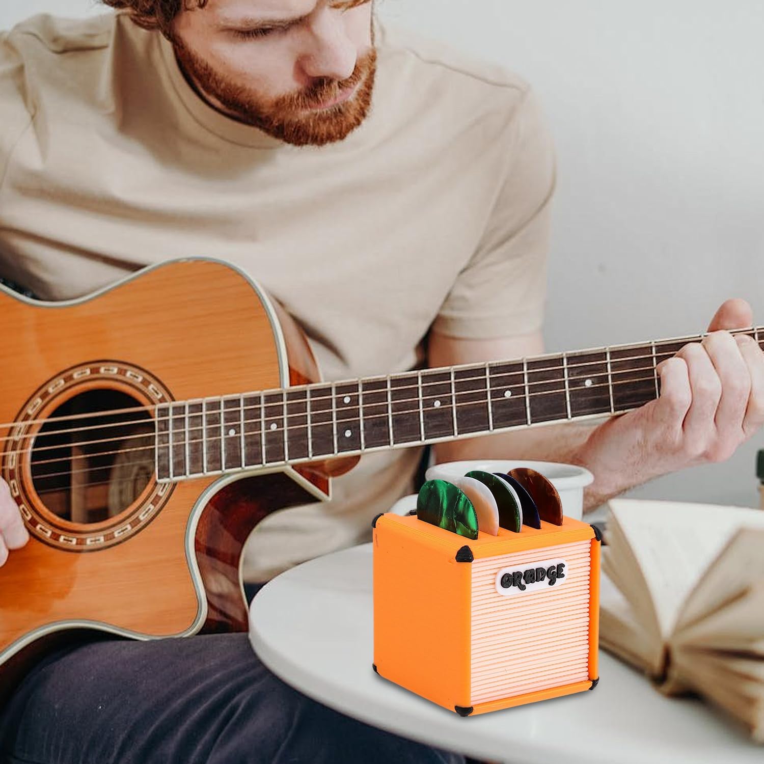 Detalle de LUMIREX Gitarren Plektrum Halter – Plektrum Box mit Orange Lautsprecher Design