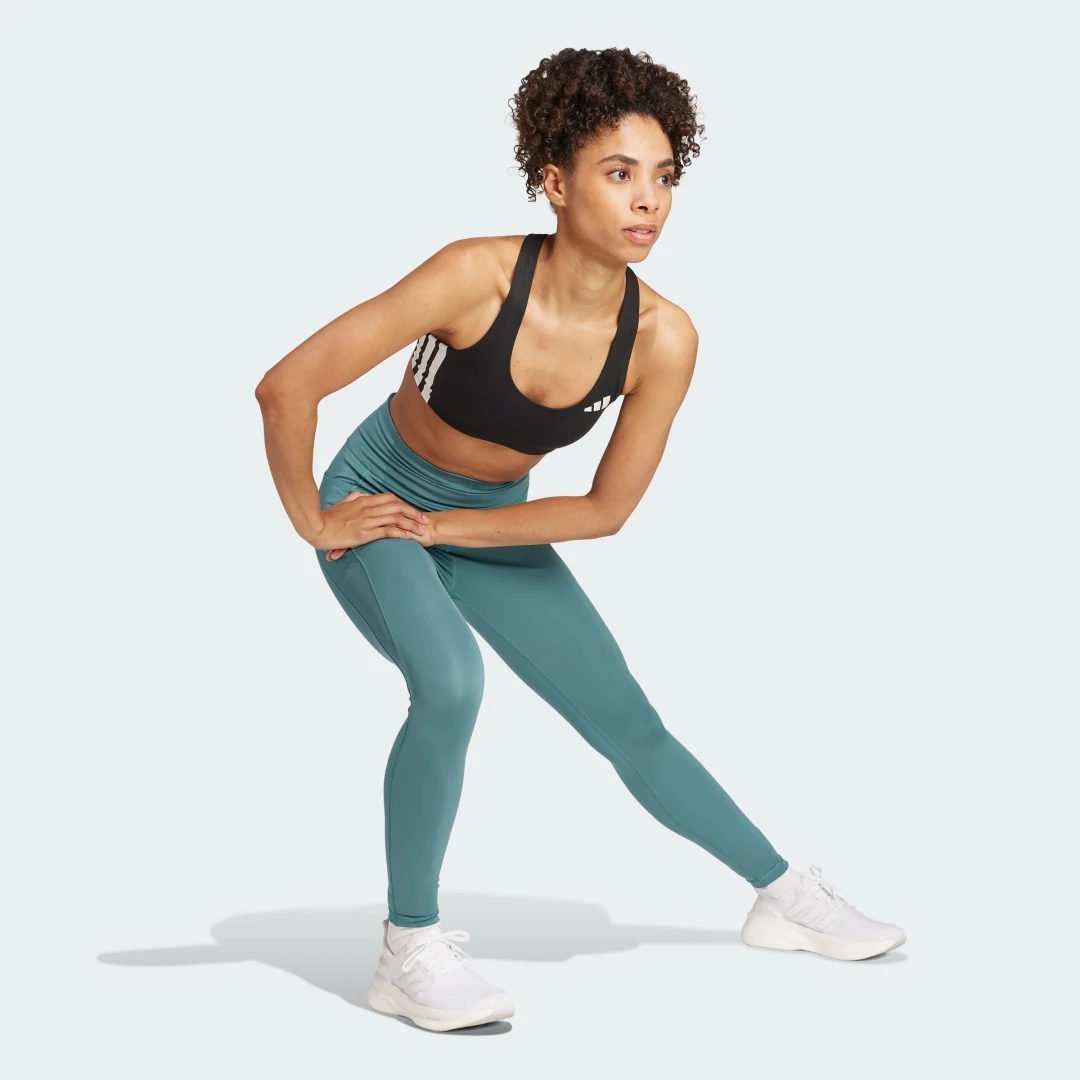Detalle de Mallas 7/8 Own the Run de Adidas — verde