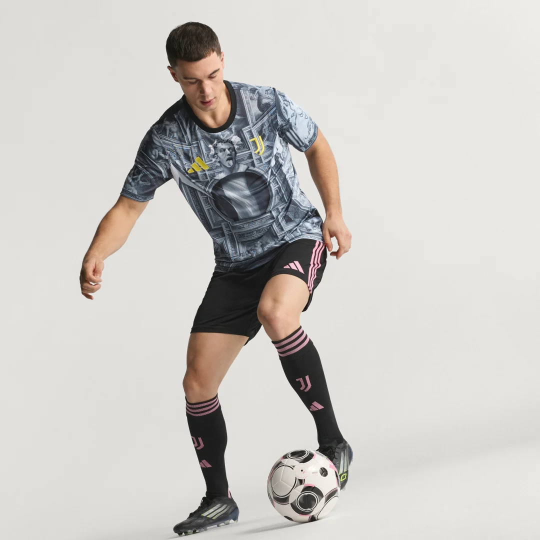 Detalle de Camiseta de calentamiento Juventus 25/26 de Adidas