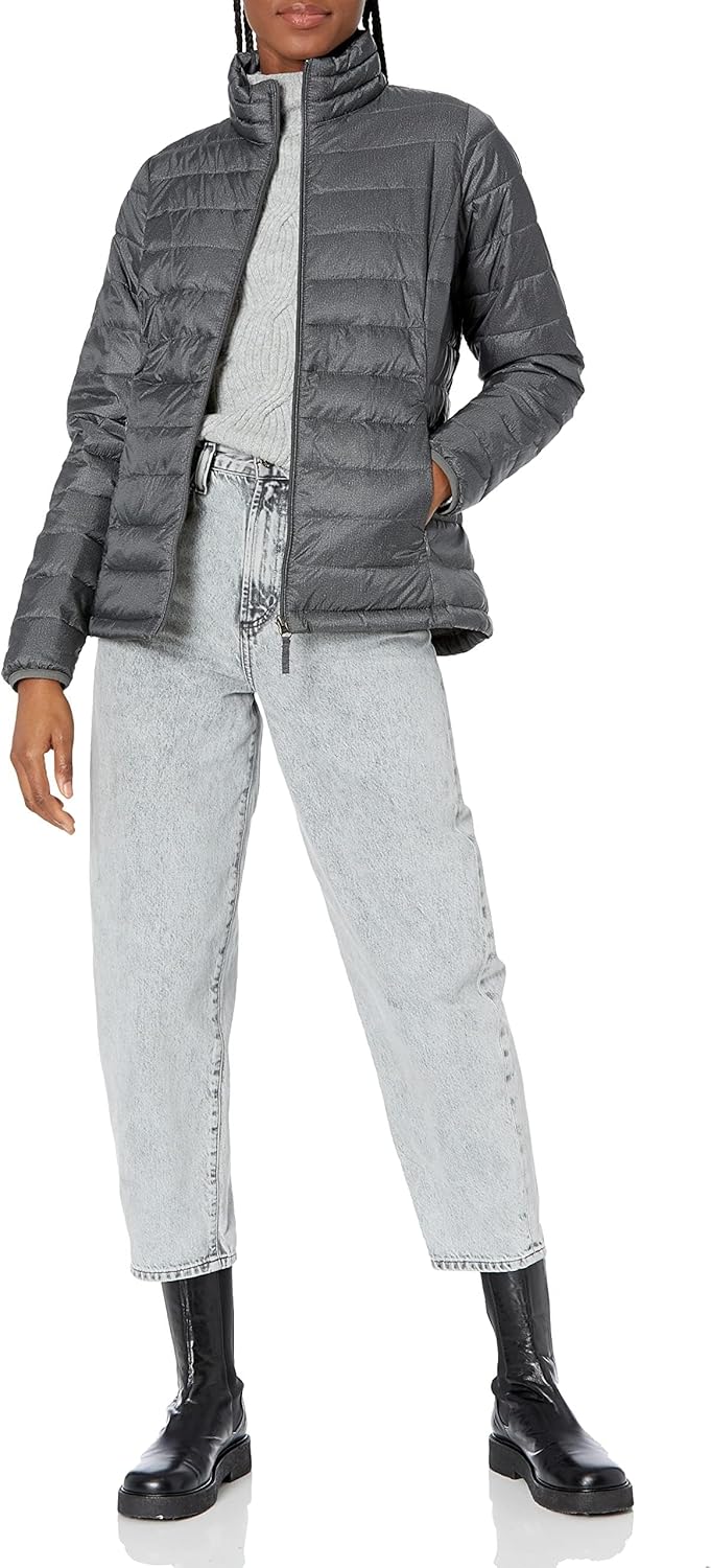 Detalle de Amazon Essentials Women's Lightweight Water-Resistant Packable Puffer Jacket (Plus Size)