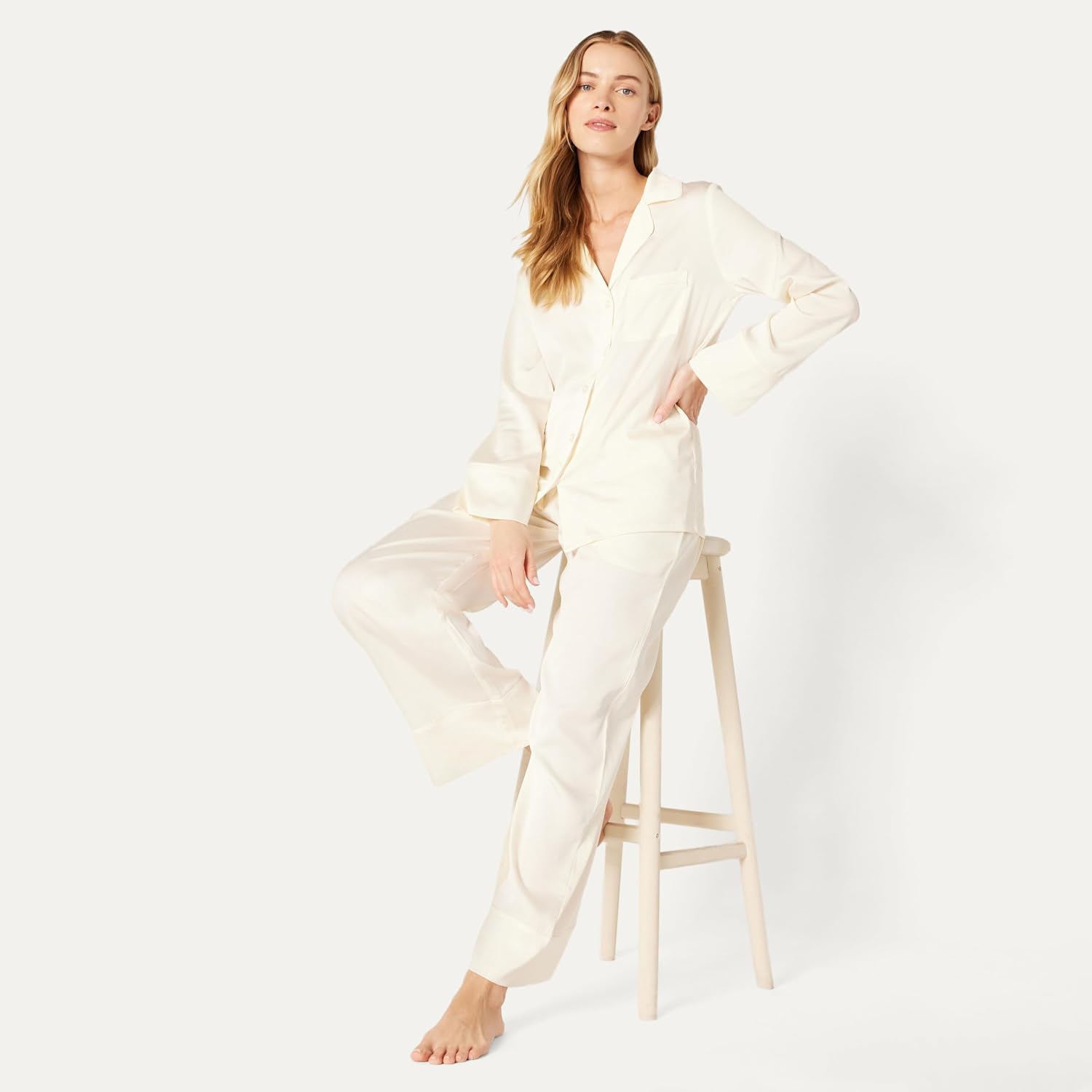 Detalle de Amazon Essentials Women's Satin Pyjama Shirt and Bottoms Set – Satin Pyjama Set