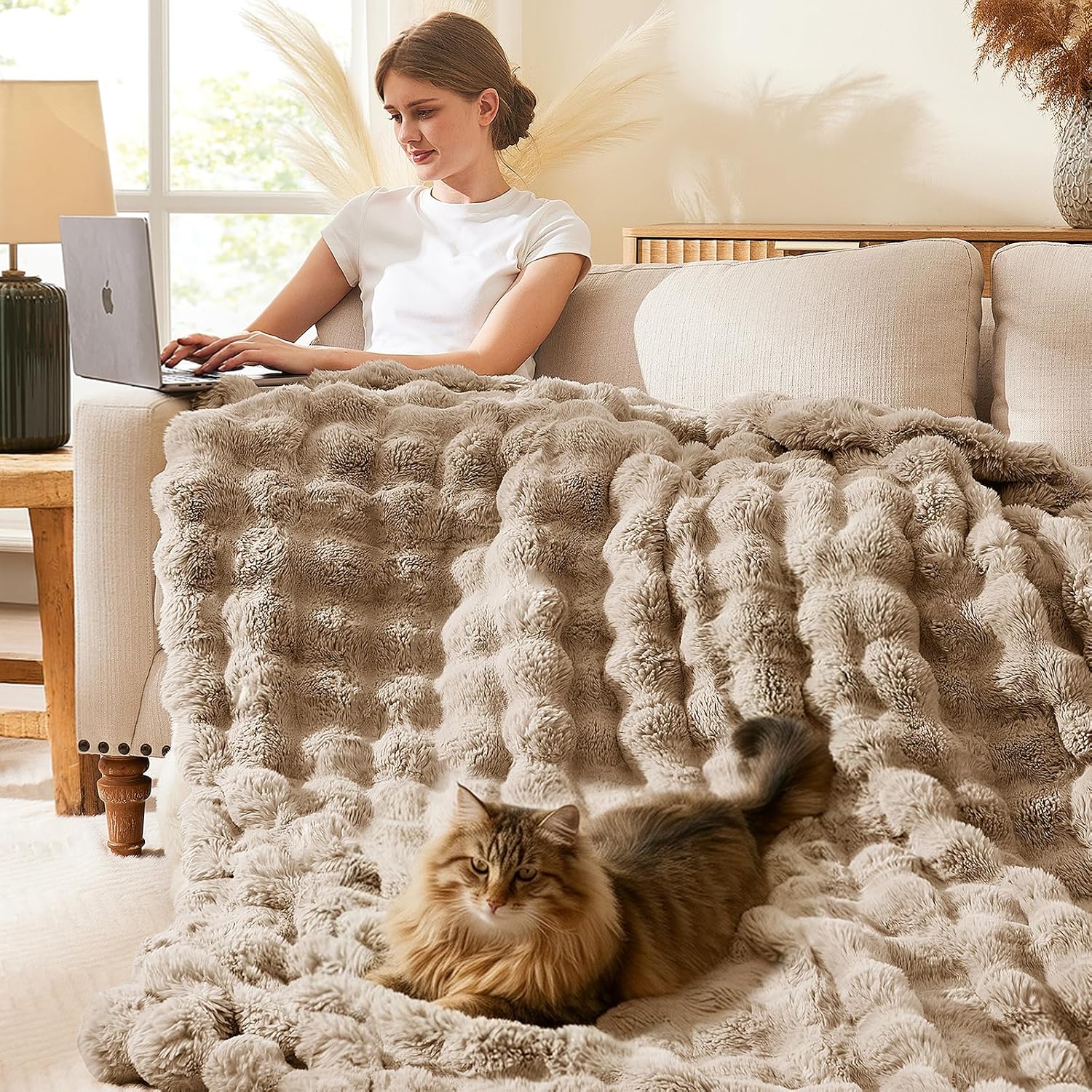 Detalle 2 de L'AGRATY Faux Rabbit Fur Blanket 130x160cm